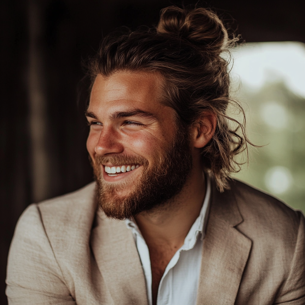 Un homme souriant portant un costume | Source : Midjourney