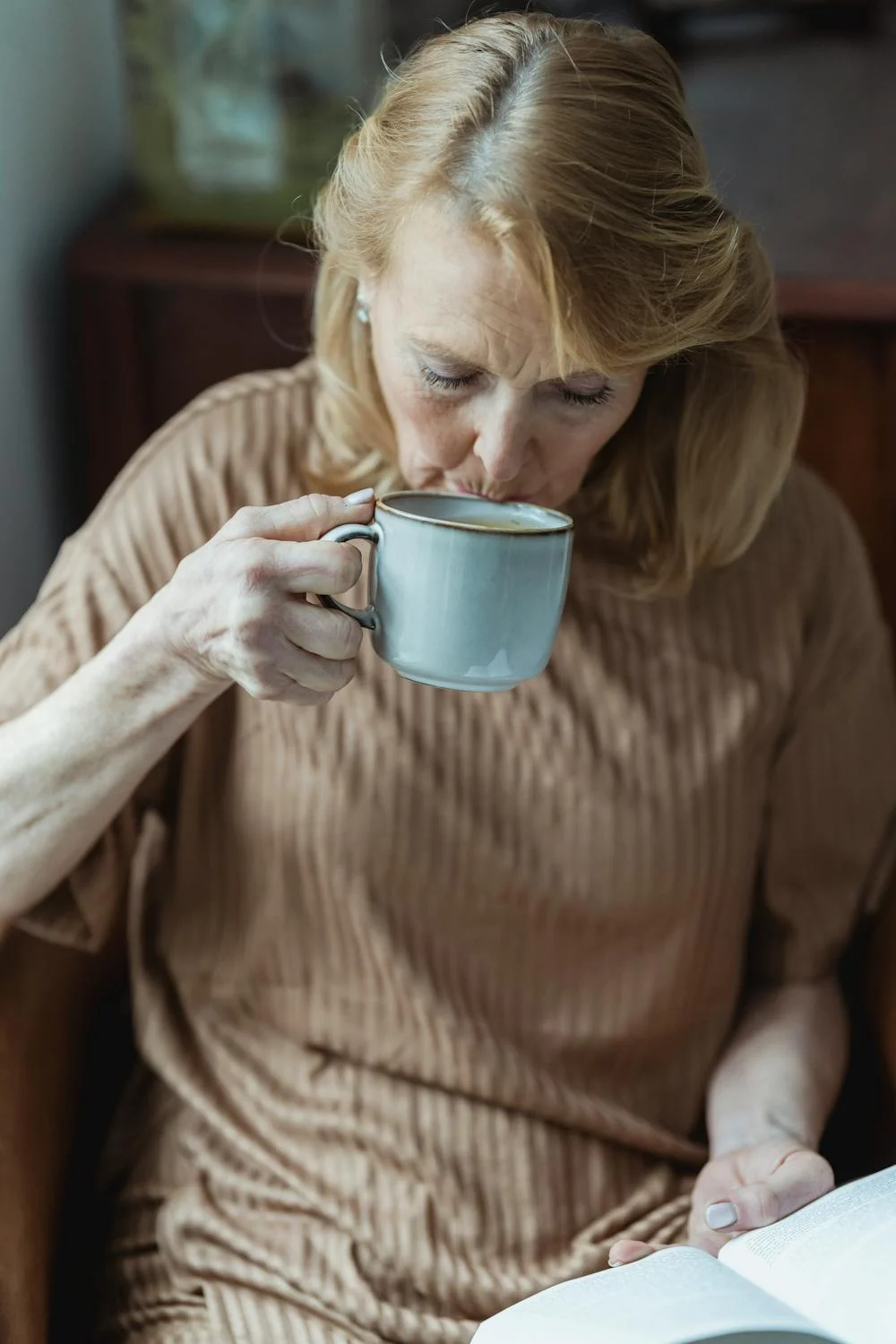 Une femme d'âge mûr lisant un livre | Source : Pexels