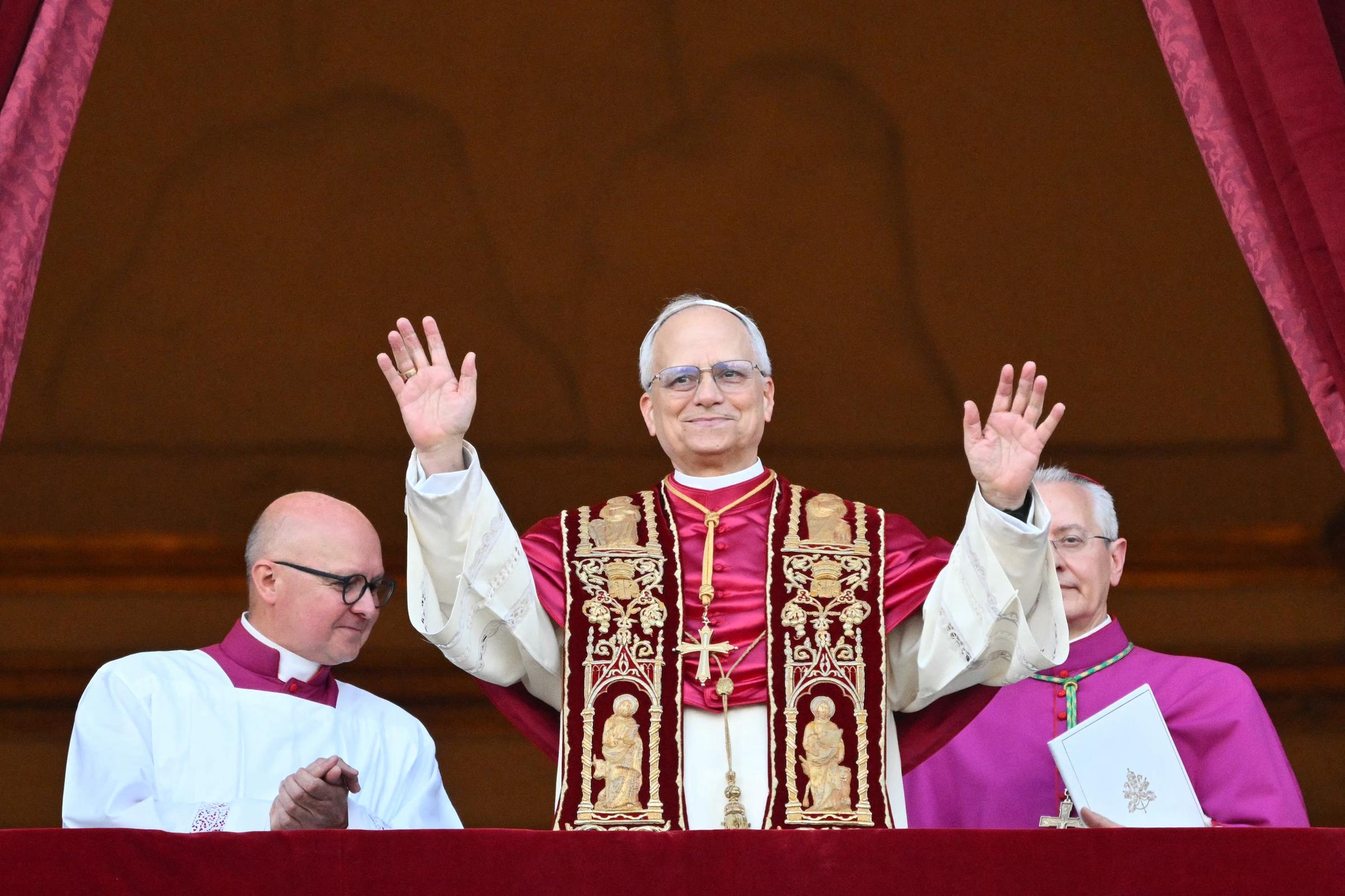 Le nouveau pape Léon XIV, Robert Francis Prevost, arrive pour la première fois sur le balcon central de la loggia de la basilique Saint-Pierre, après la fin du conclave des cardinaux, au Vatican, le 8 mai 2025 I Source : Getty Images