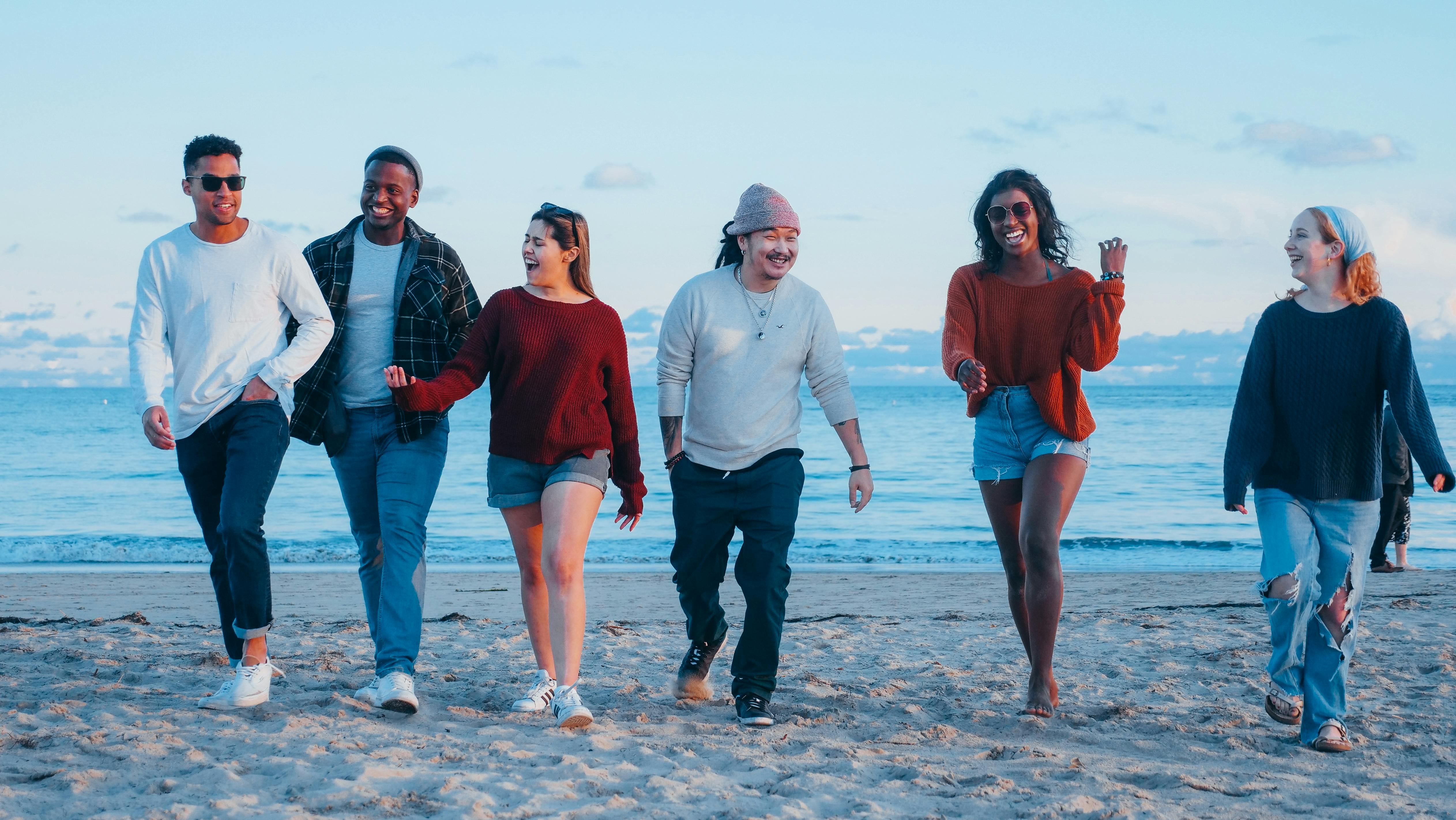 Un groupe d'amis marchant sur la plage | Source : Pexels