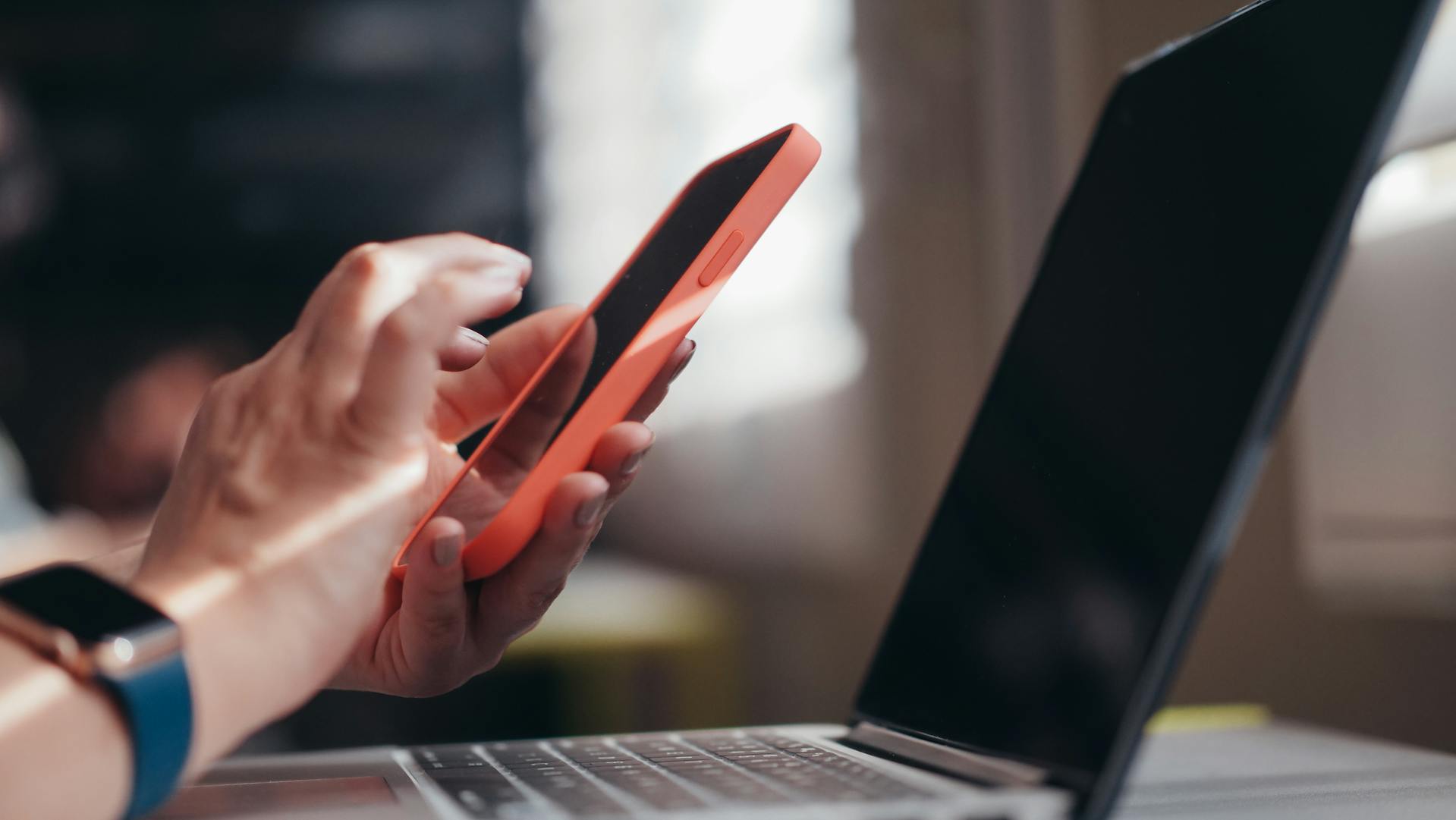 Une femme utilisant son téléphone | Source : Pexels