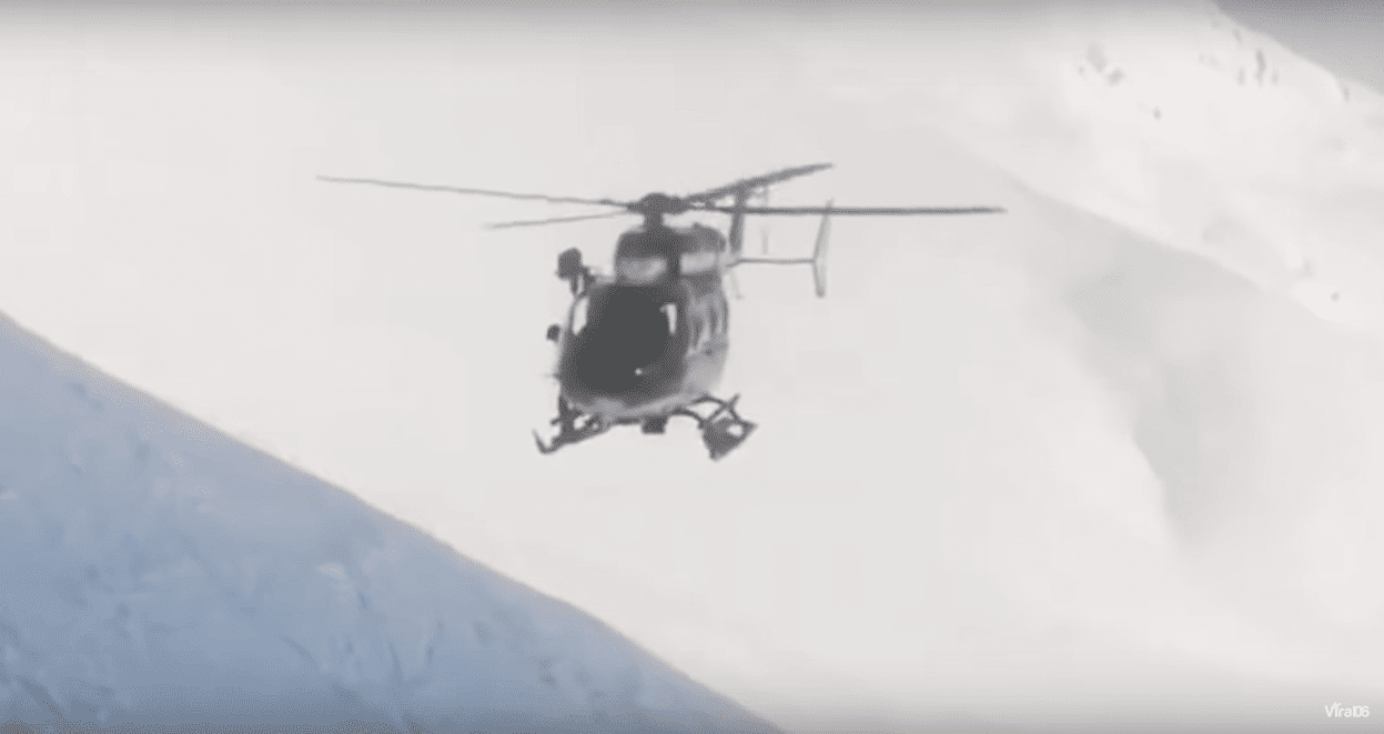 Un hélicoptère de la Gendarmerie Française lors du sauvetage d'un skieur dans Chamonix | Youtube/Viral06