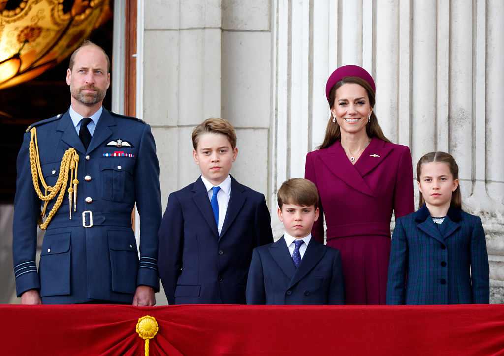 Le prince William, le prince de Galles, le prince George de Galles, le prince Louis de Galles, Catherine, princesse de Galles et la princesse Charlotte de Galles assistent à un défilé aérien depuis le balcon du palais de Buckingham | Source : Getty Images
