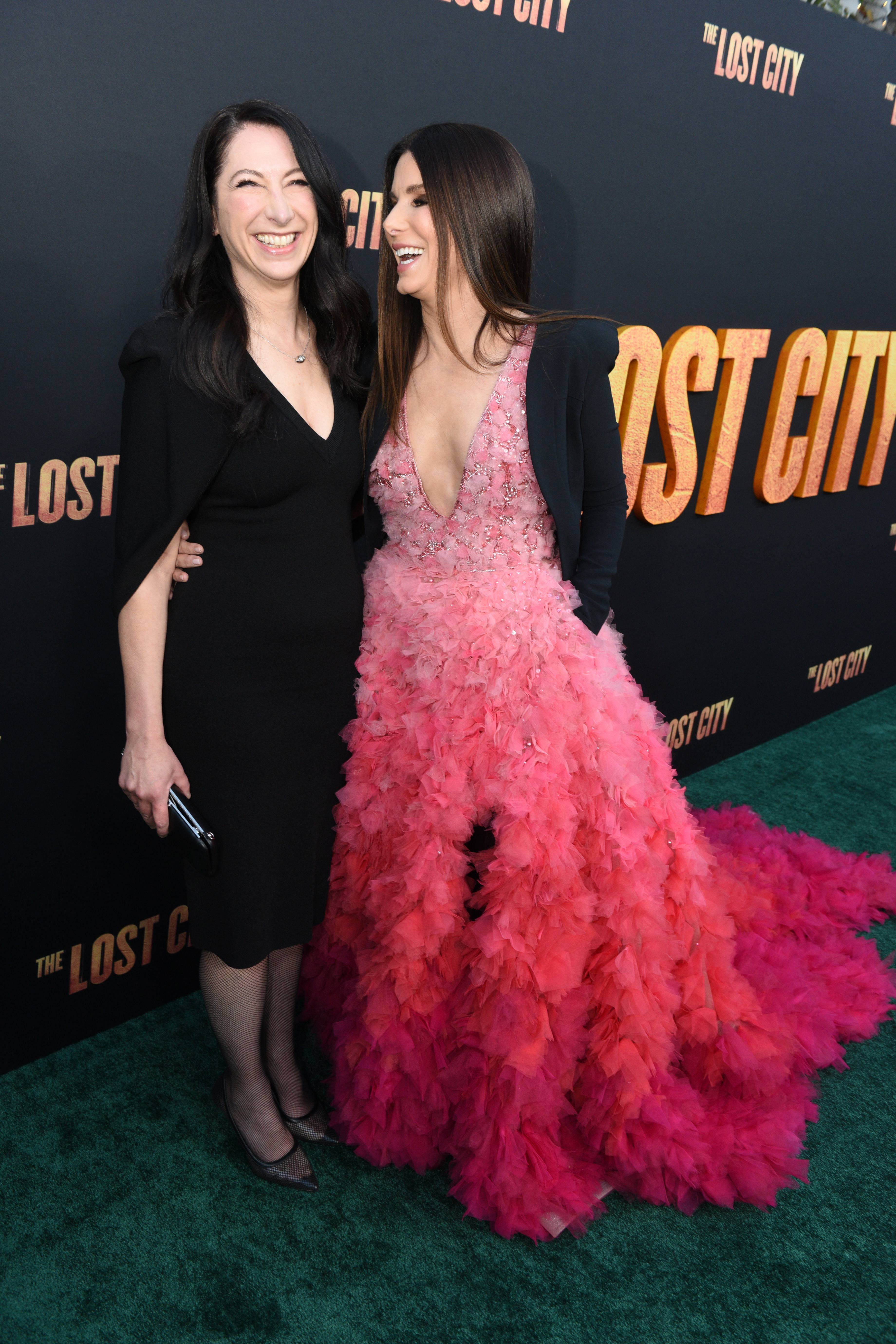 Gesine Bullock-Prado et Sandra Bullock à la première de "Le Secret de la cité perdue" à Los Angeles, 2022 | Source : Getty Images