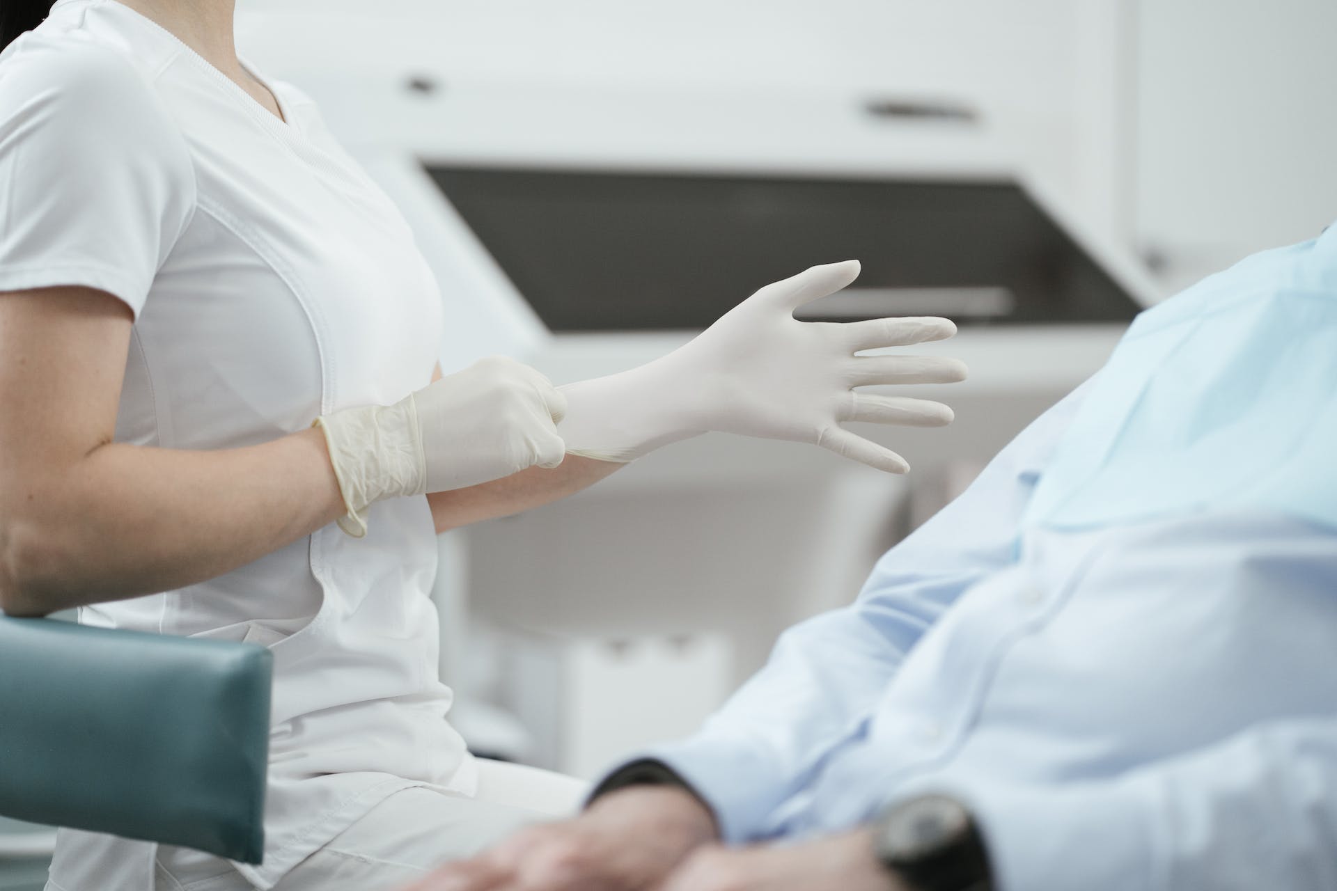 Médecin assis près d'un patient | Source : Pexels