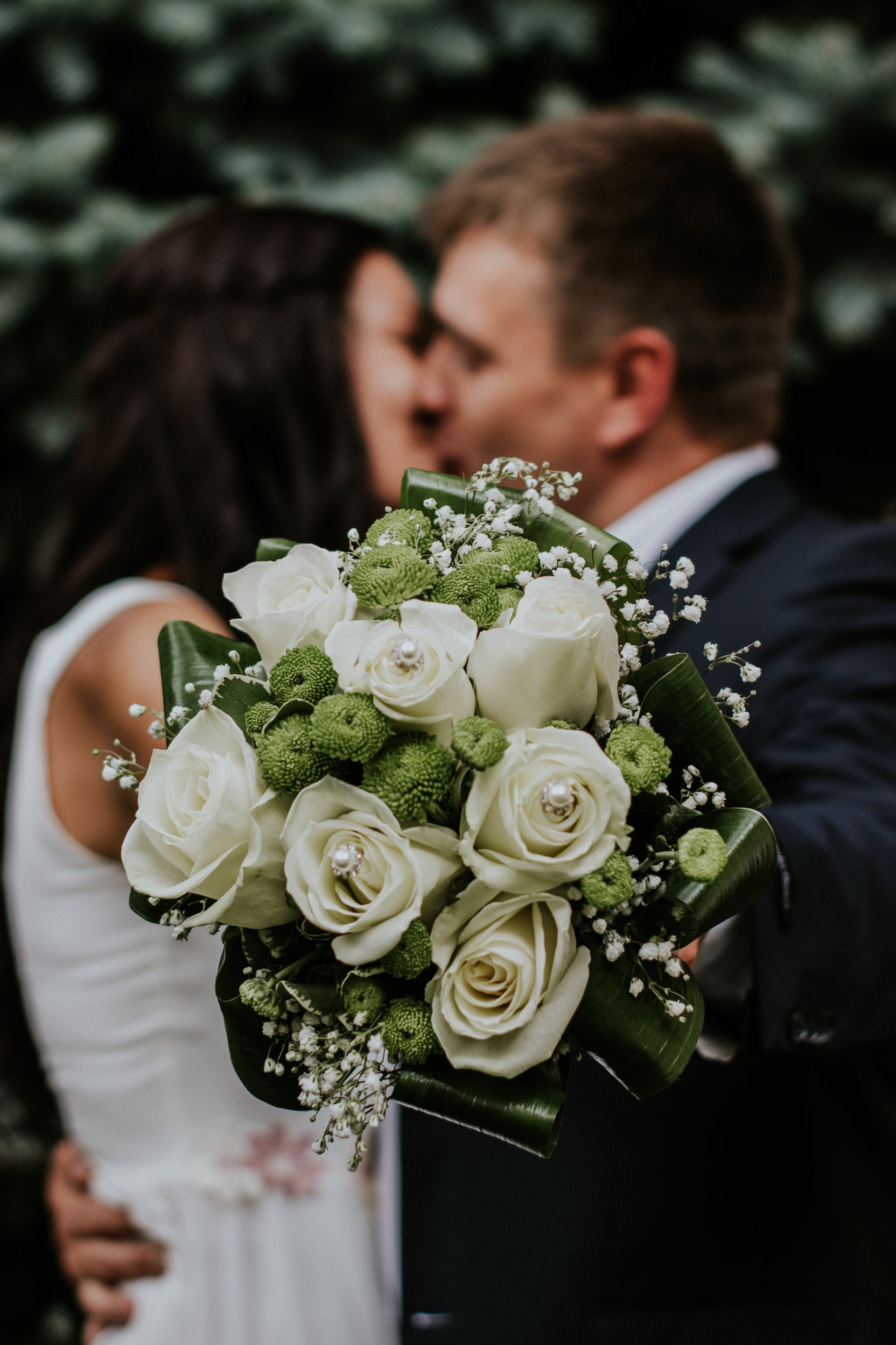 La mariée et le marié s'embrassent | Source : Pexels