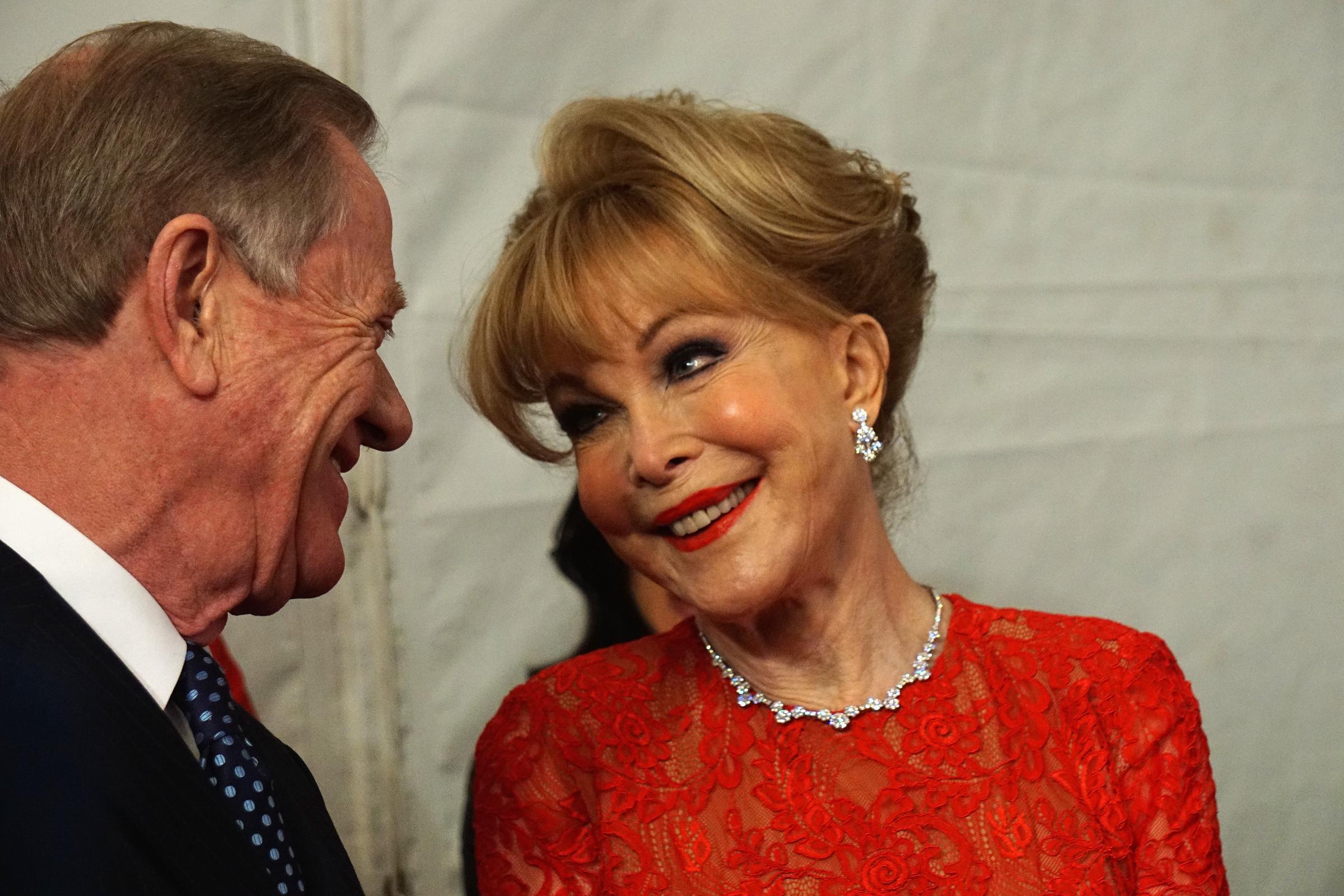 Jon Eicholtz et Barbara Eden assistent au défilé de mode automnal Go Red For Women à New York, le 12 février 2015. | Source : Getty Images