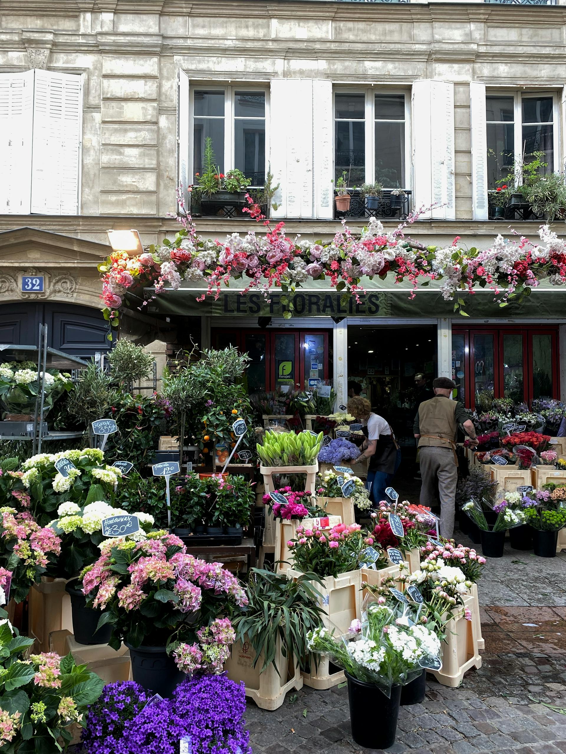 Des personnes travaillant dans un magasin de fleurs | Source : Pexels