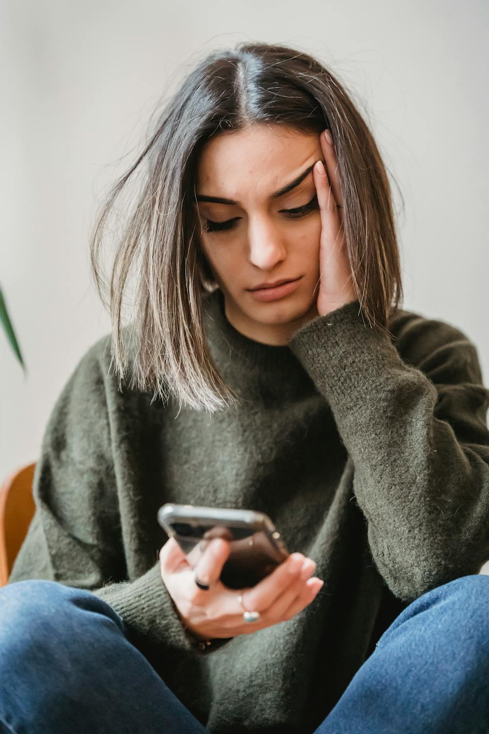 Une femme agacée sur son téléphone | Source : Pexels