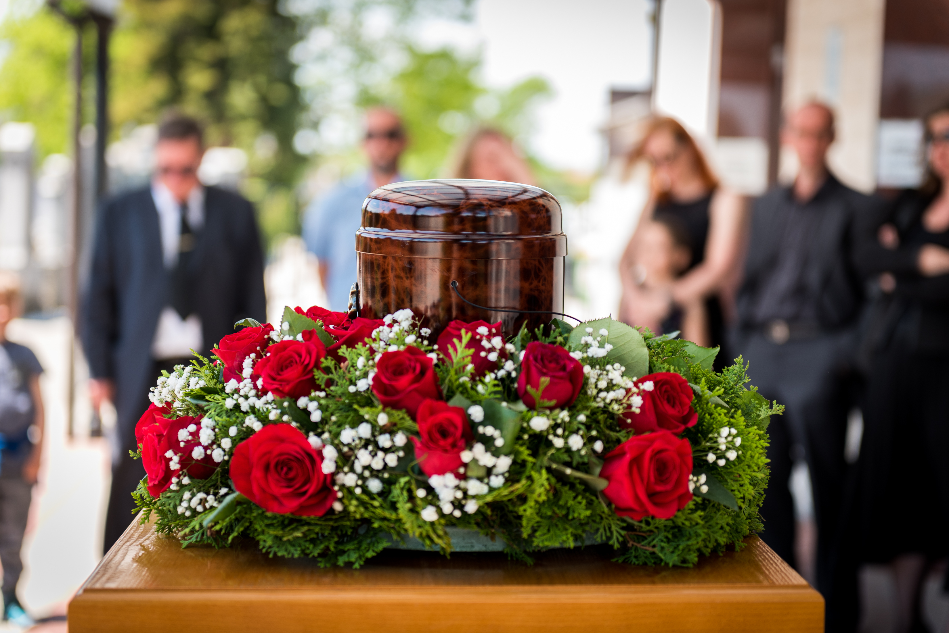Personnes assistant à un enterrement | Source : Shutterstock