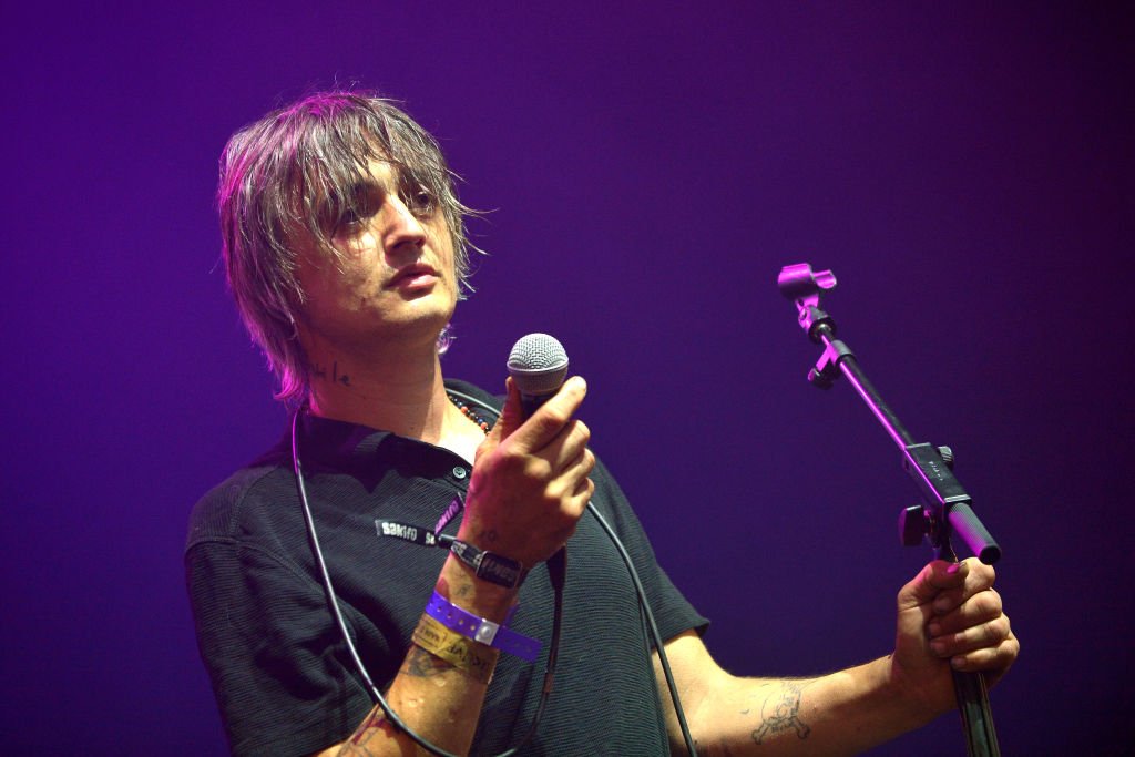 Peter Doherty se produit sur scène lors de la première journée du Penn Fest au Big Park le 19 juillet 2019 dans Penn Street, Buckinghamshire | Photo : Getty Images.