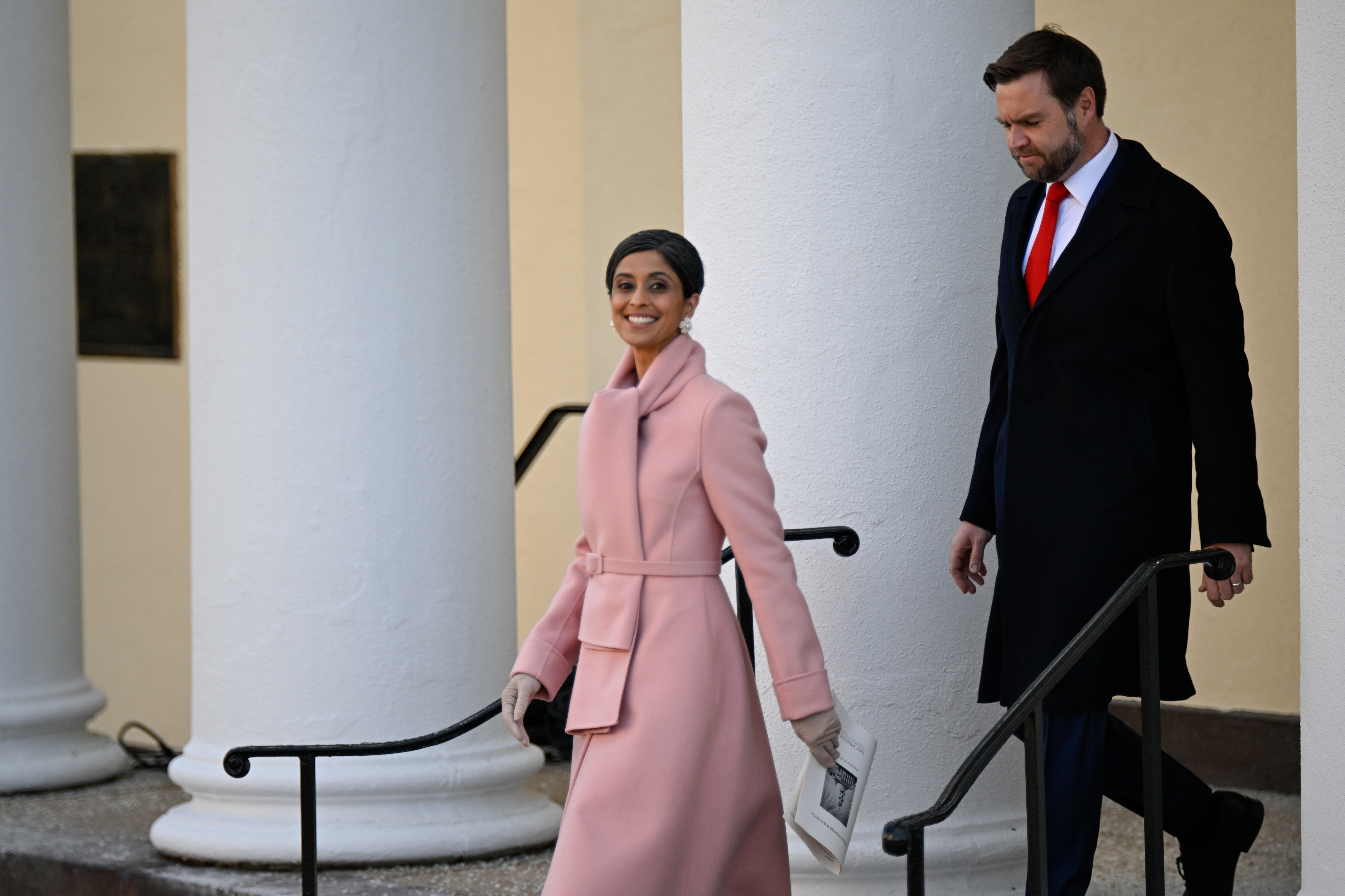 J.D. Vance et sa femme Usha quittent l'église épiscopale St. John's à Washington, D.C. | Source : Getty Images