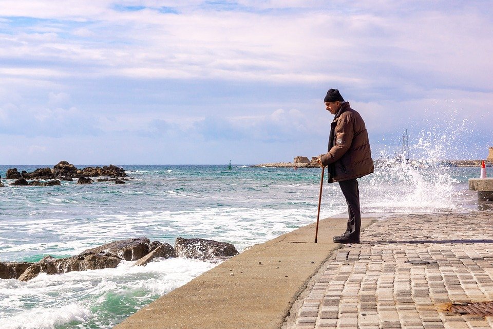Un vieil homme avec une canne au bord de la mer | photo : Pixabay