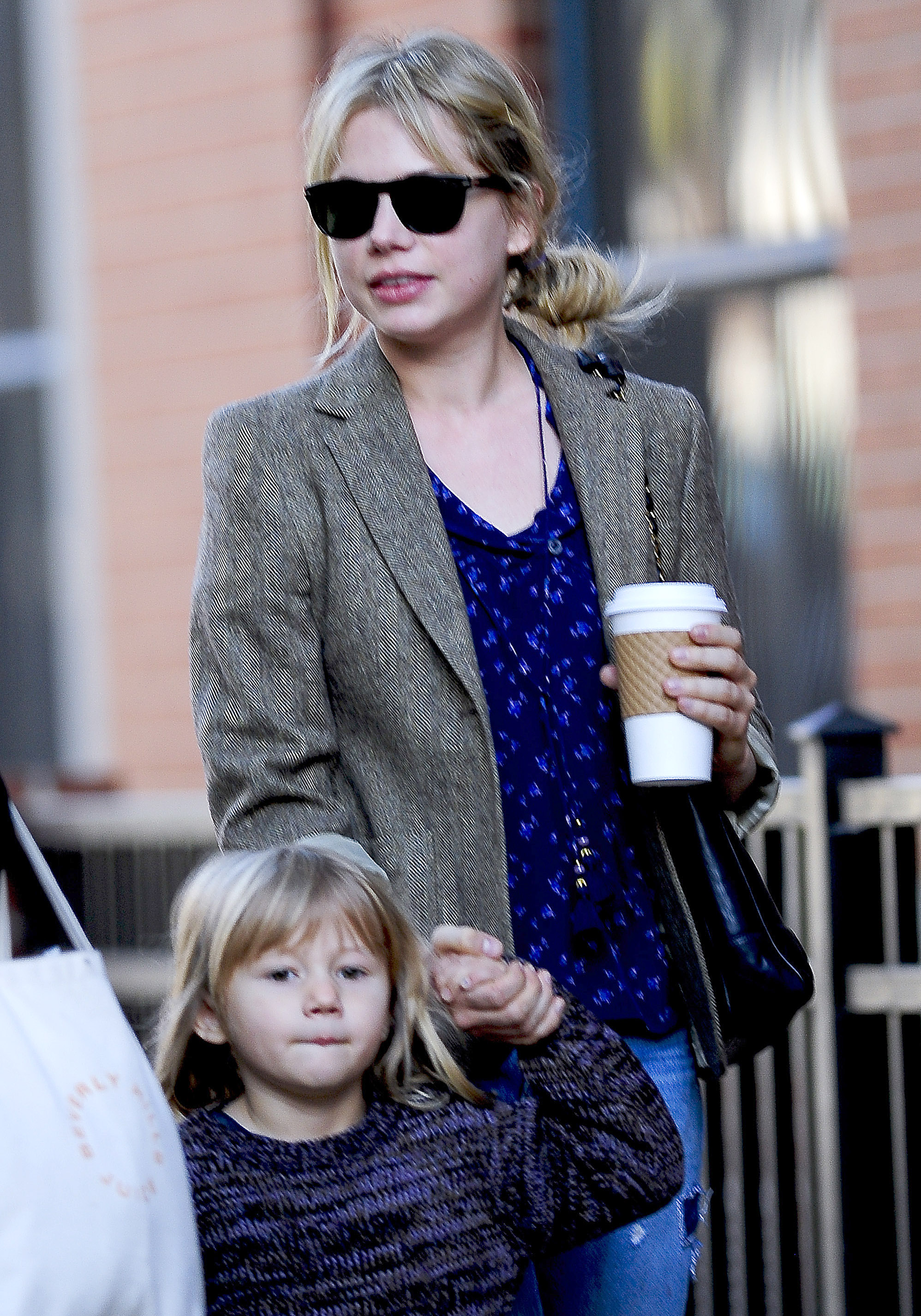 Matilda, la fille de Heath Ledger, avec sa mère Michelle Williams à New York le 30 octobre 2009 | Source : Getty Images