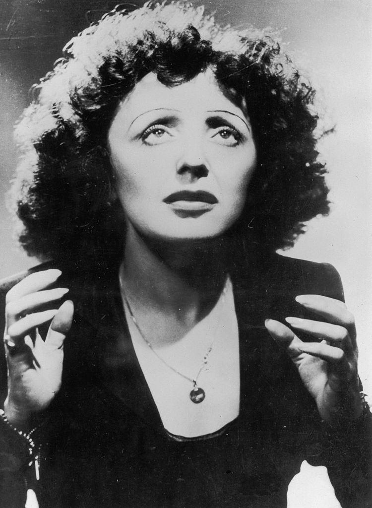 Portrait en 1947 de la chanteuse française Edith PIAF. | Photo : Getty Images