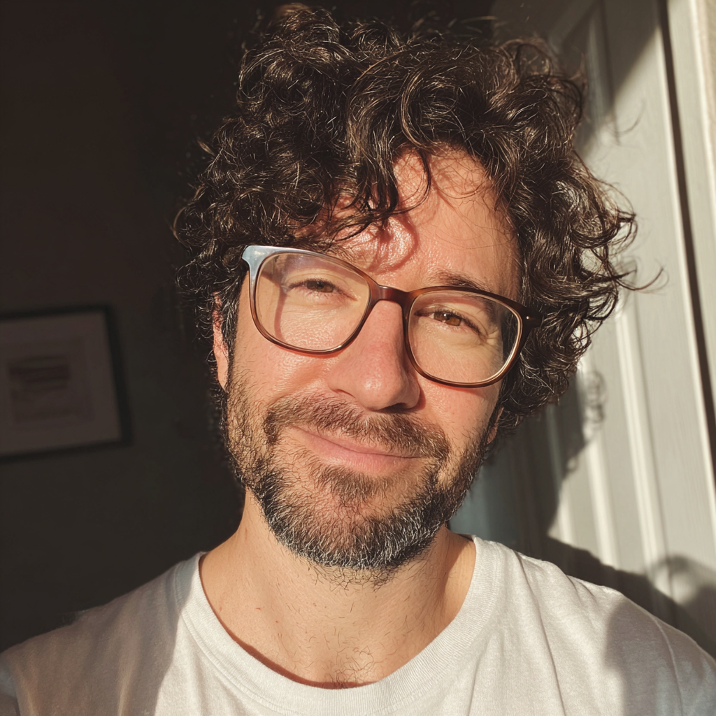 Un homme souriant et ému se tenant près de la porte d'entrée | Source : Midjourney