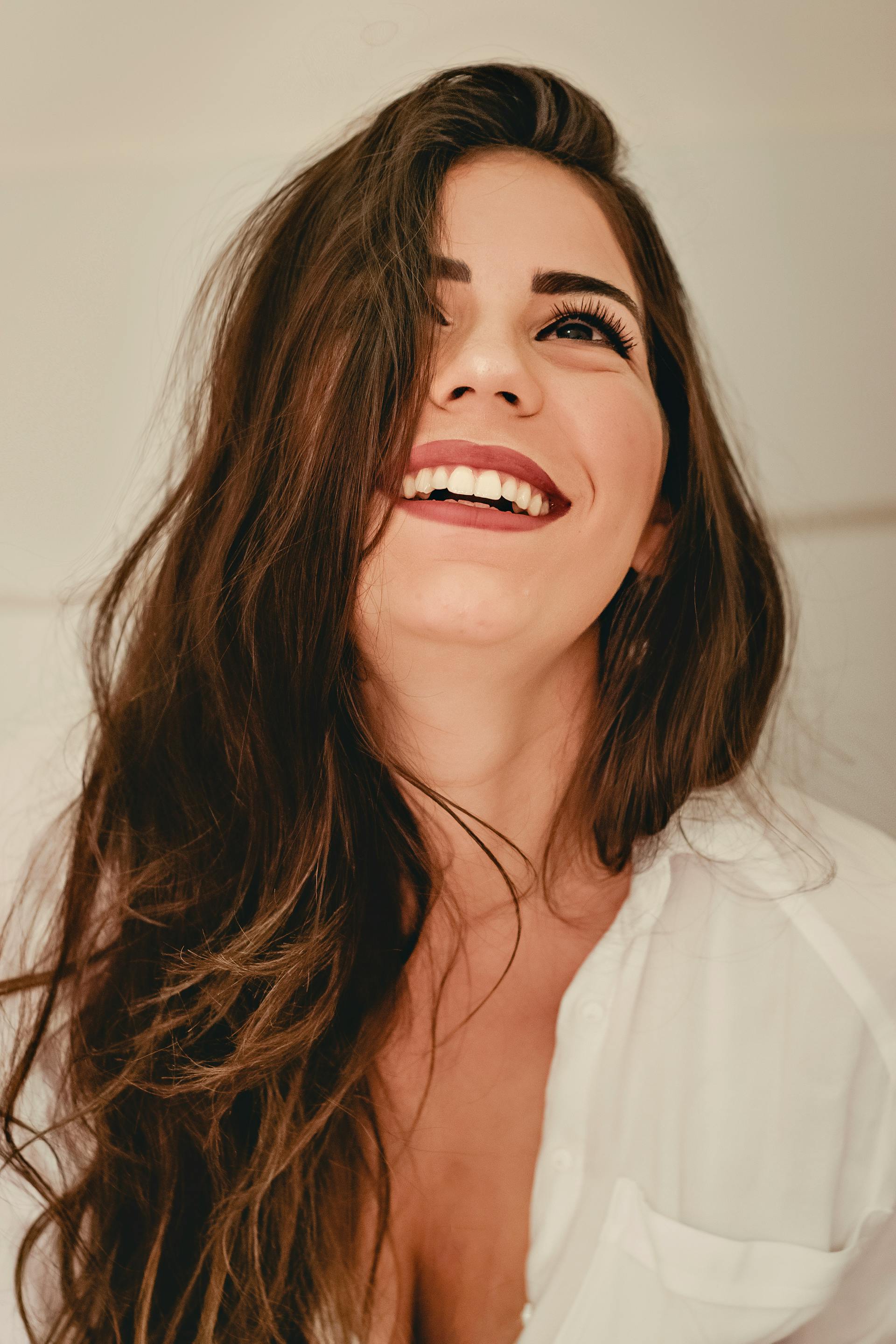 Une femme au sourire rusé | Source : Pexels