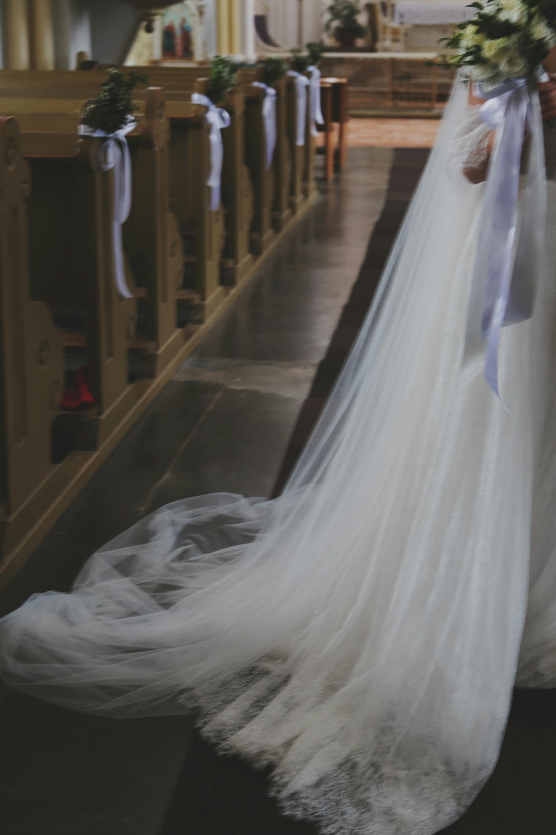 La robe d'une mariée dans l'allée d'une église | Source : Pexels