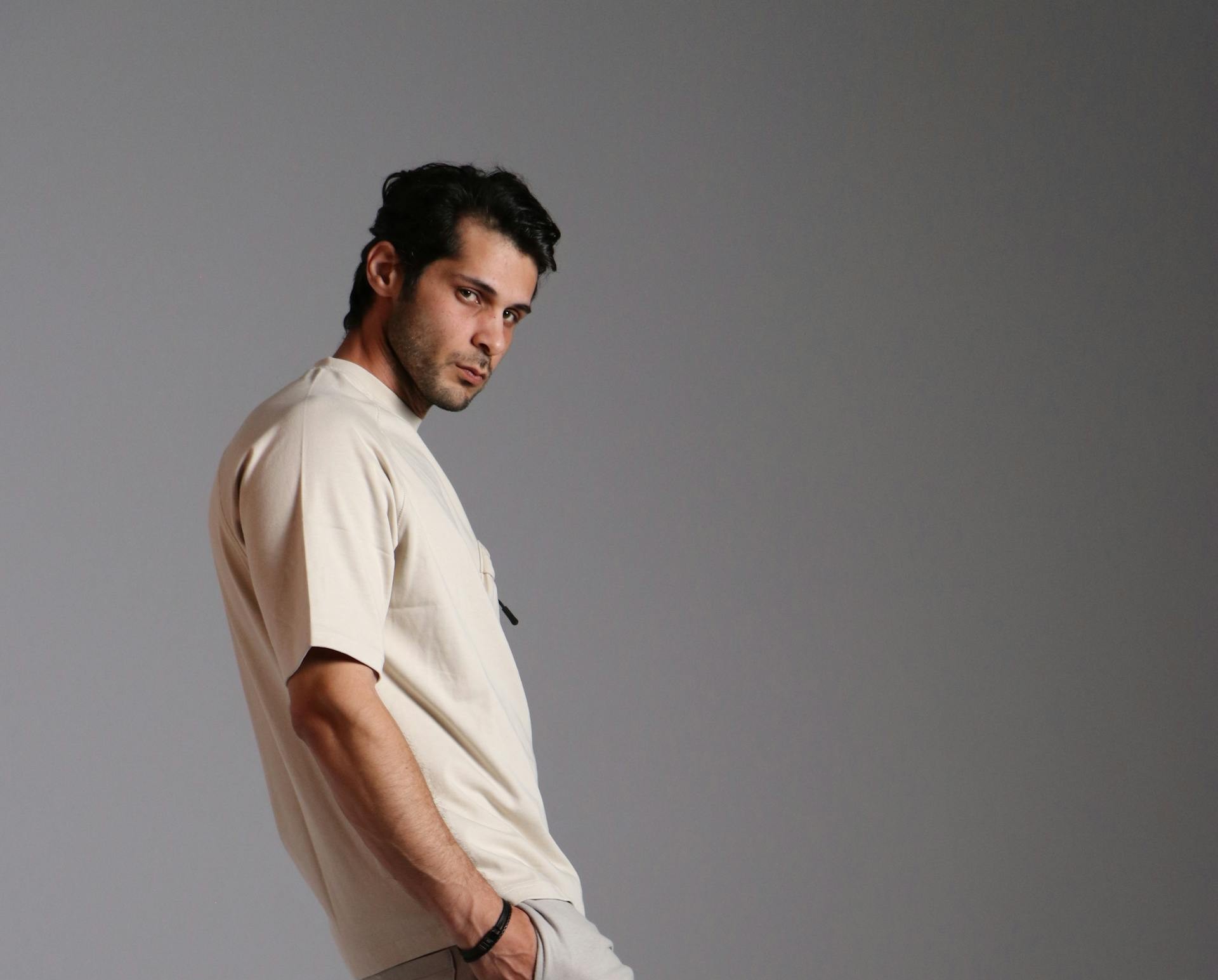 Un homme qui jette un coup d'œil à quelqu'un | Source : Pexels