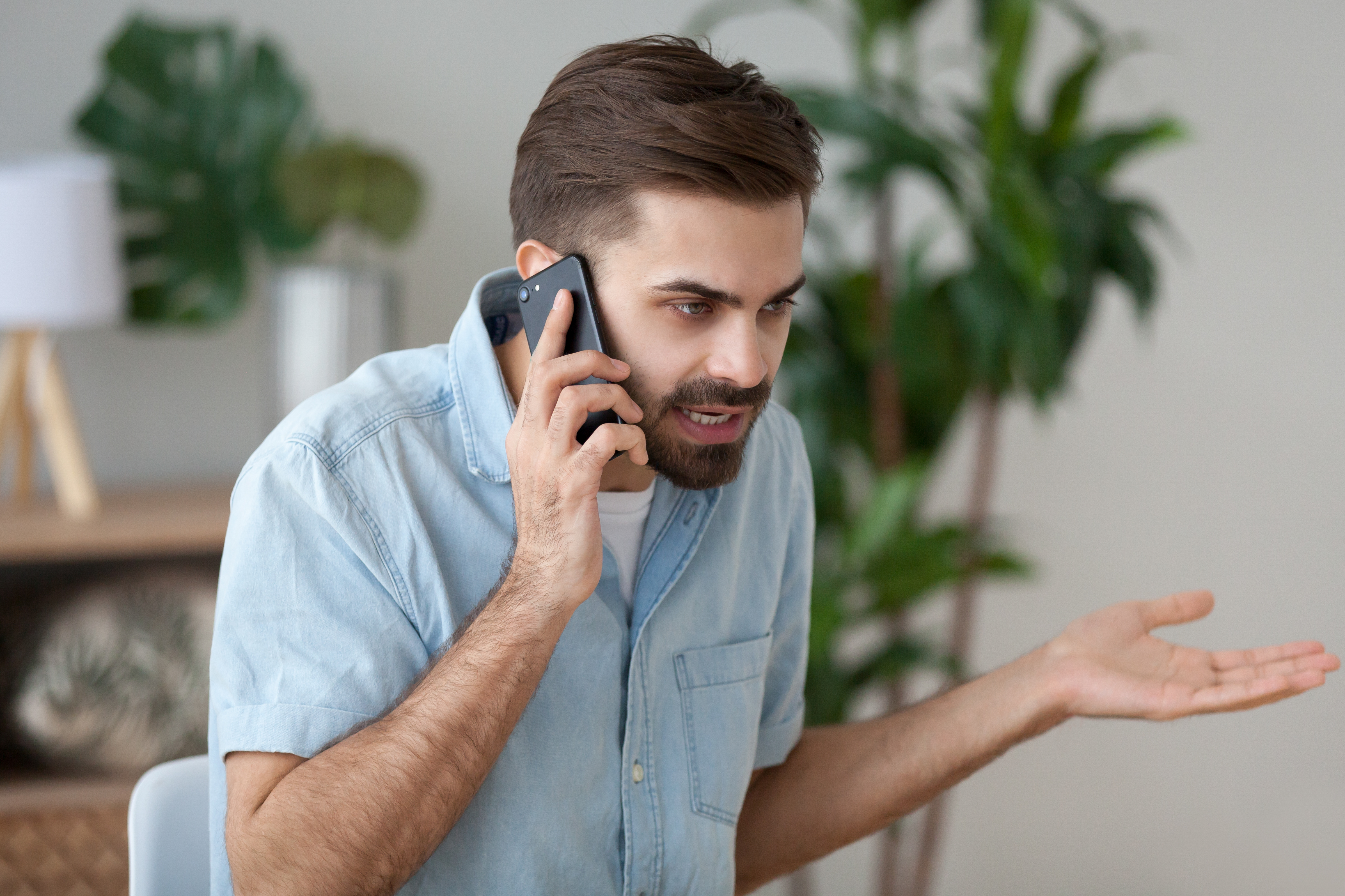 Homme en colère parlant au téléphone | Source : Shutterstock