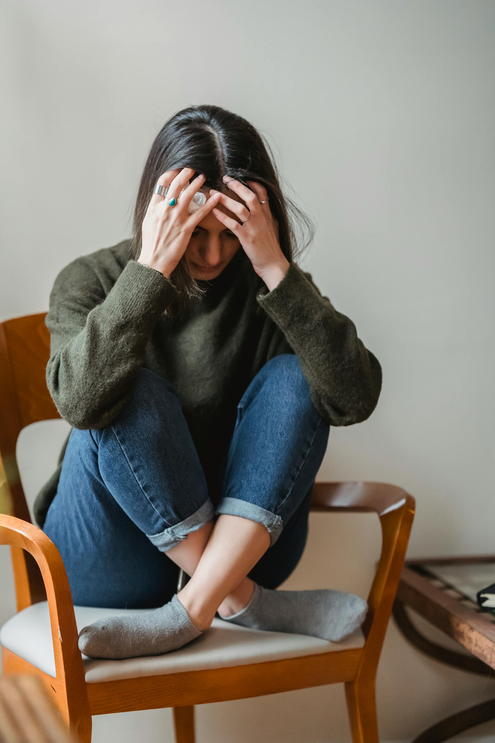 Une femme frustrée assise sur une chaise | Source : Pexels