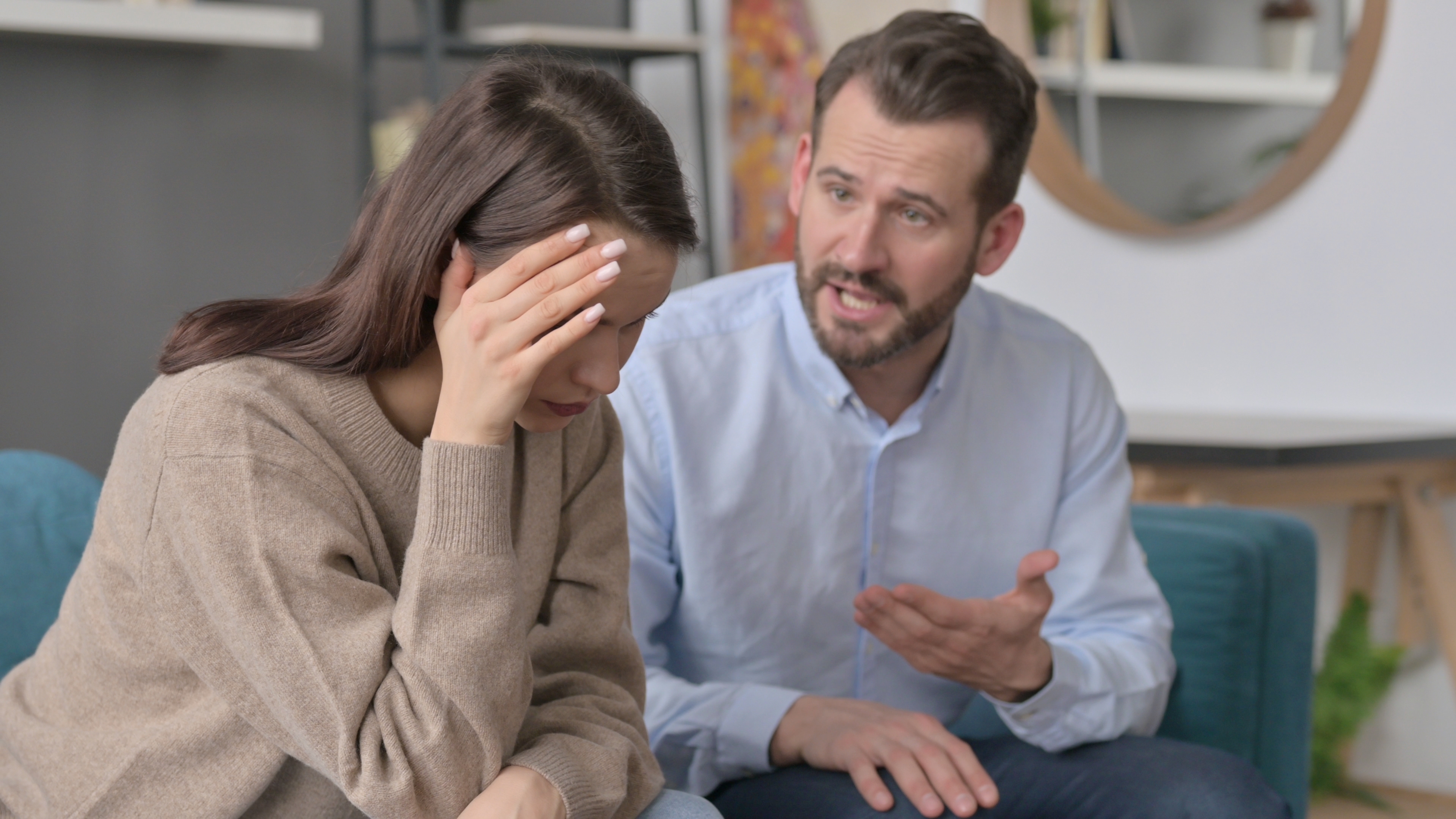 Une femme se sent stressée pendant une dispute avec son mari | Source : Shutterstock