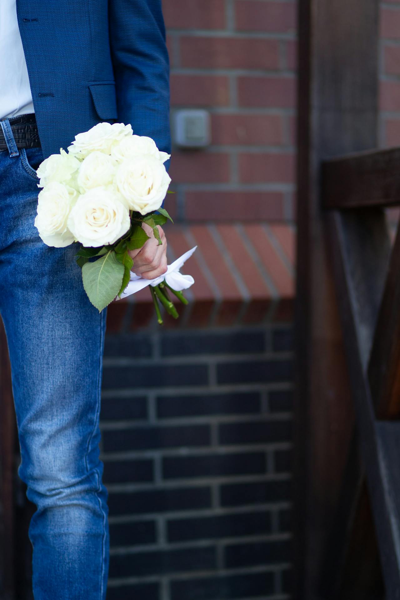 Un homme tenant un bouquet de roses | Source : Pexels