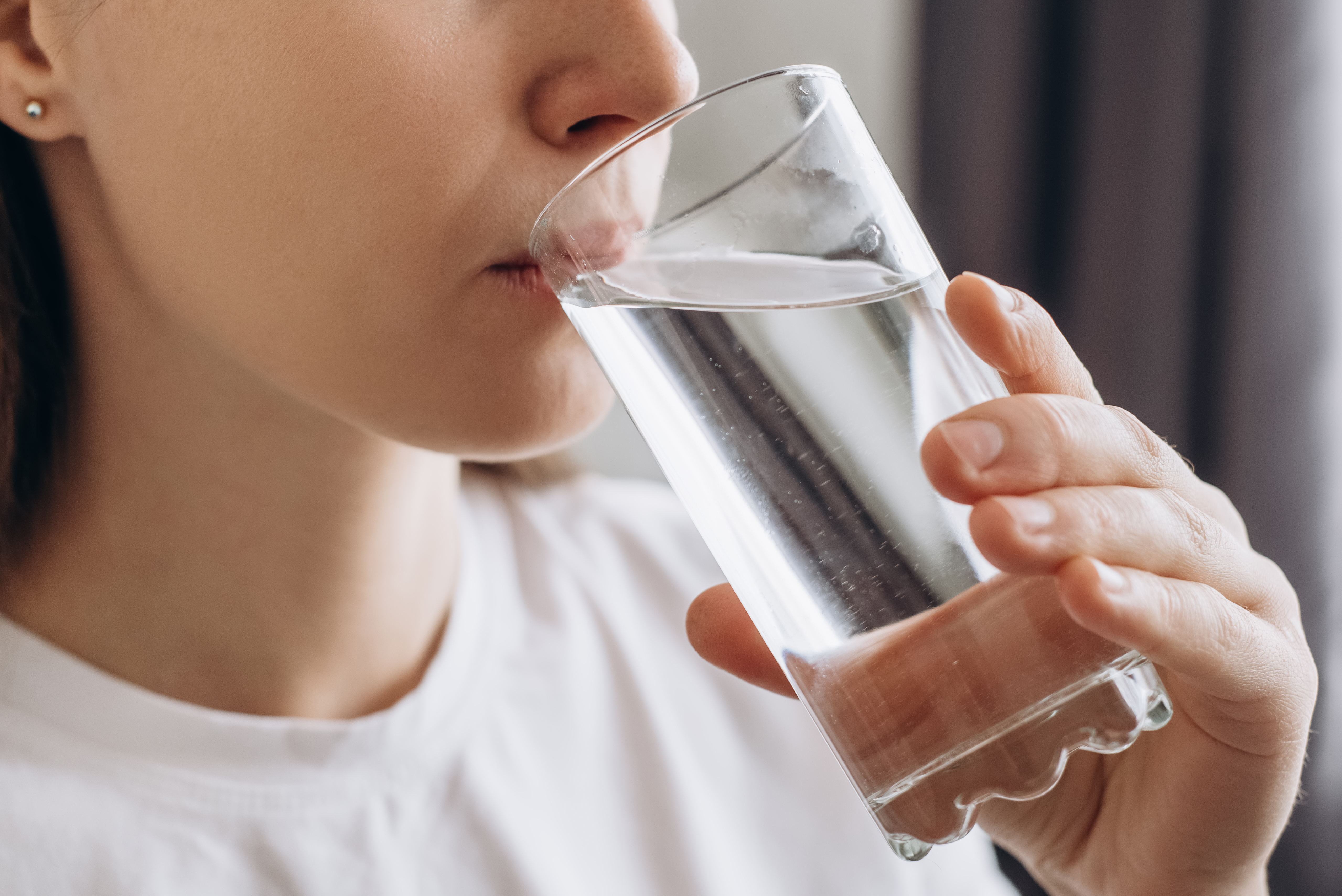 Une femme qui boit un verre d’eau | Source : Getty Images