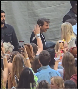 Tom Cruise interagit avec les fans lors du concert de Taylor Swift | Source : X/andrewnavs/