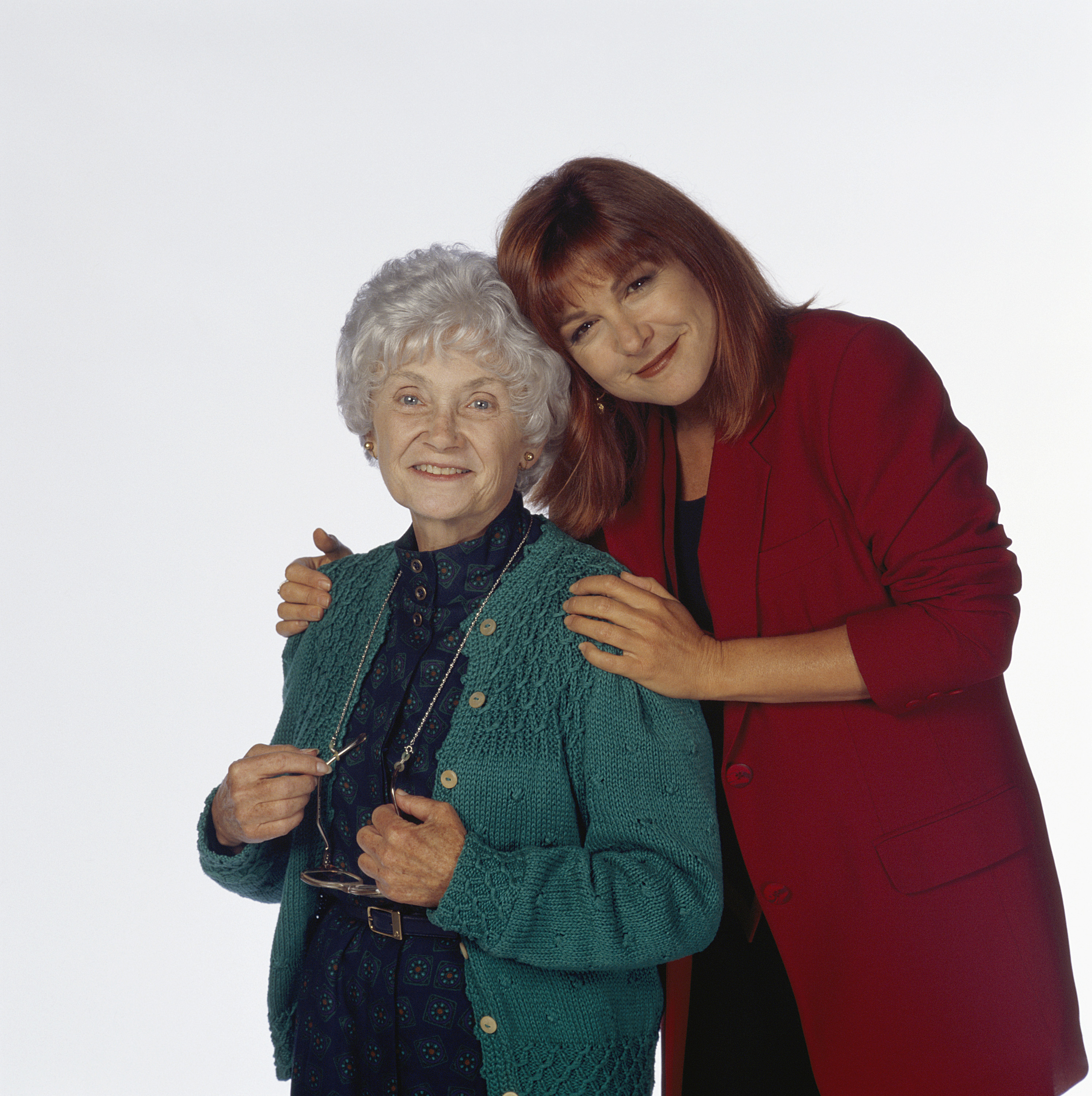 Estelle Getty et Dinah Manoff sur le plateau de "la maison en folie", 2007 | Source : Getty Images