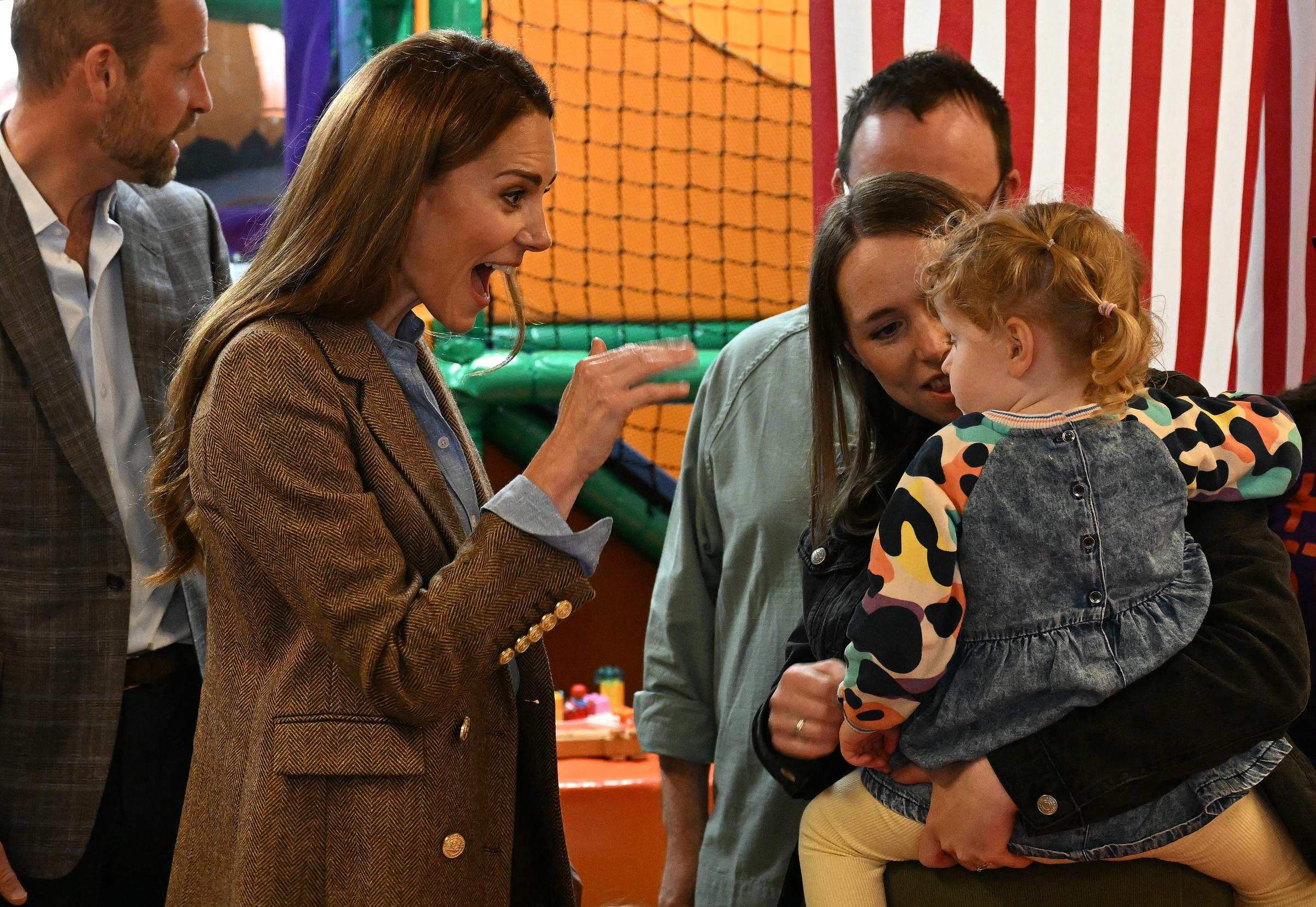 Catherine réagit de façon ludique face à une jeune enfant alors qu'elle visite l'aire de jeux à l'intérieur d'Aros Hall à Tobermory. Son expression animée a ajouté une touche chaleureuse et personnelle à l'engagement du couple auprès des familles de l'île de Mull.