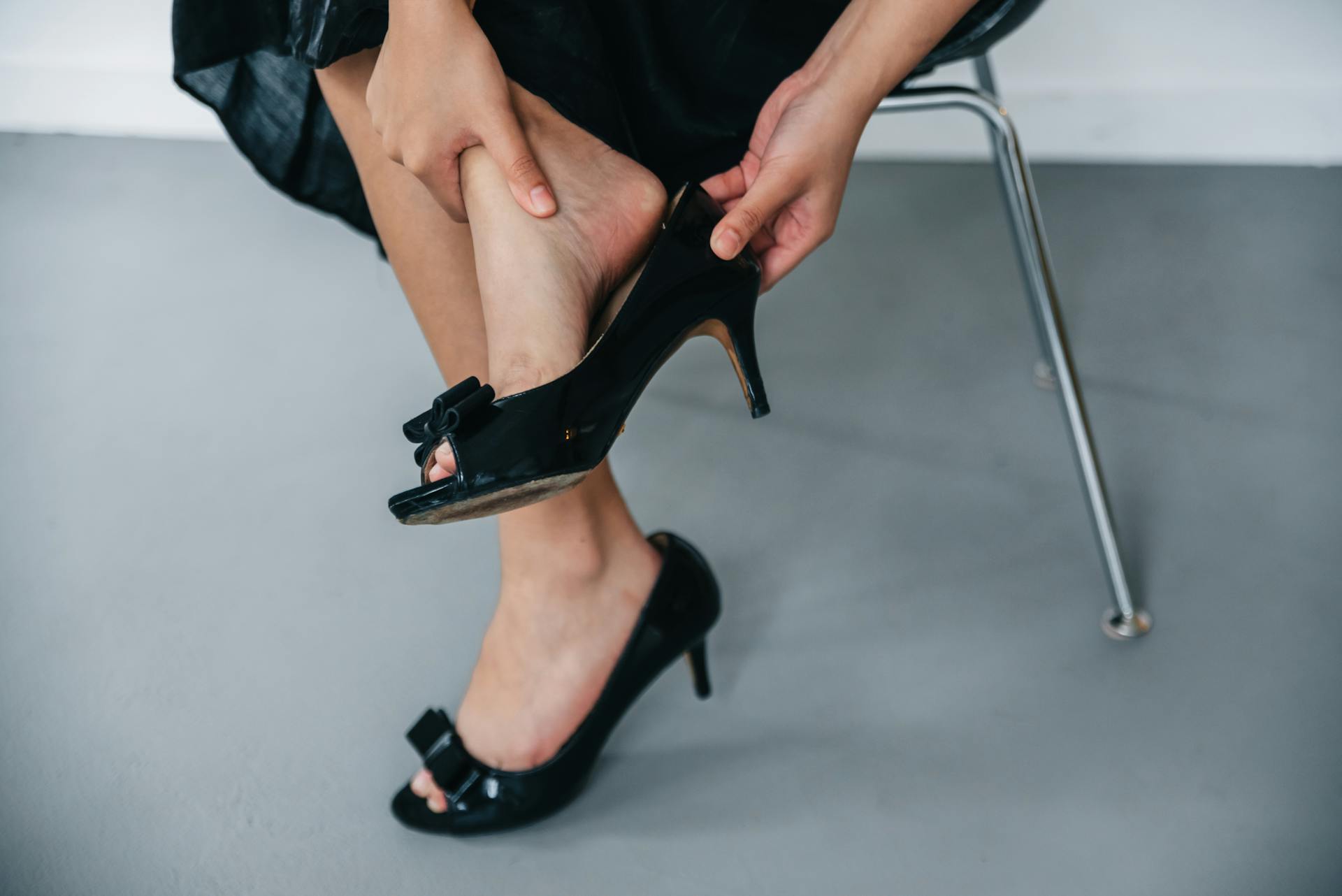 Une femme en train d'enlever ses chaussures | Source : Pexels