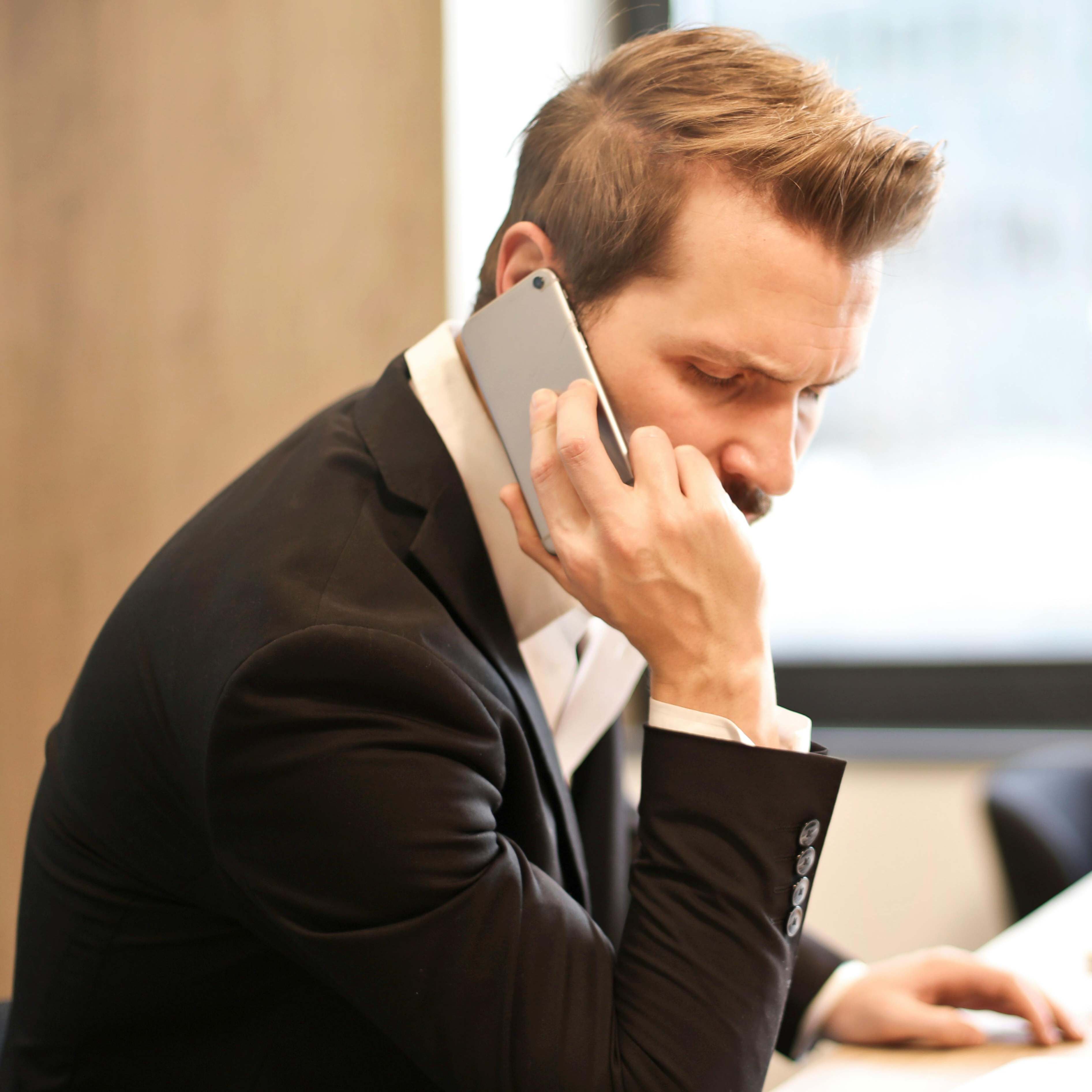 Un homme qui parle au téléphone portable, l'air préoccupé | Source : Pexels