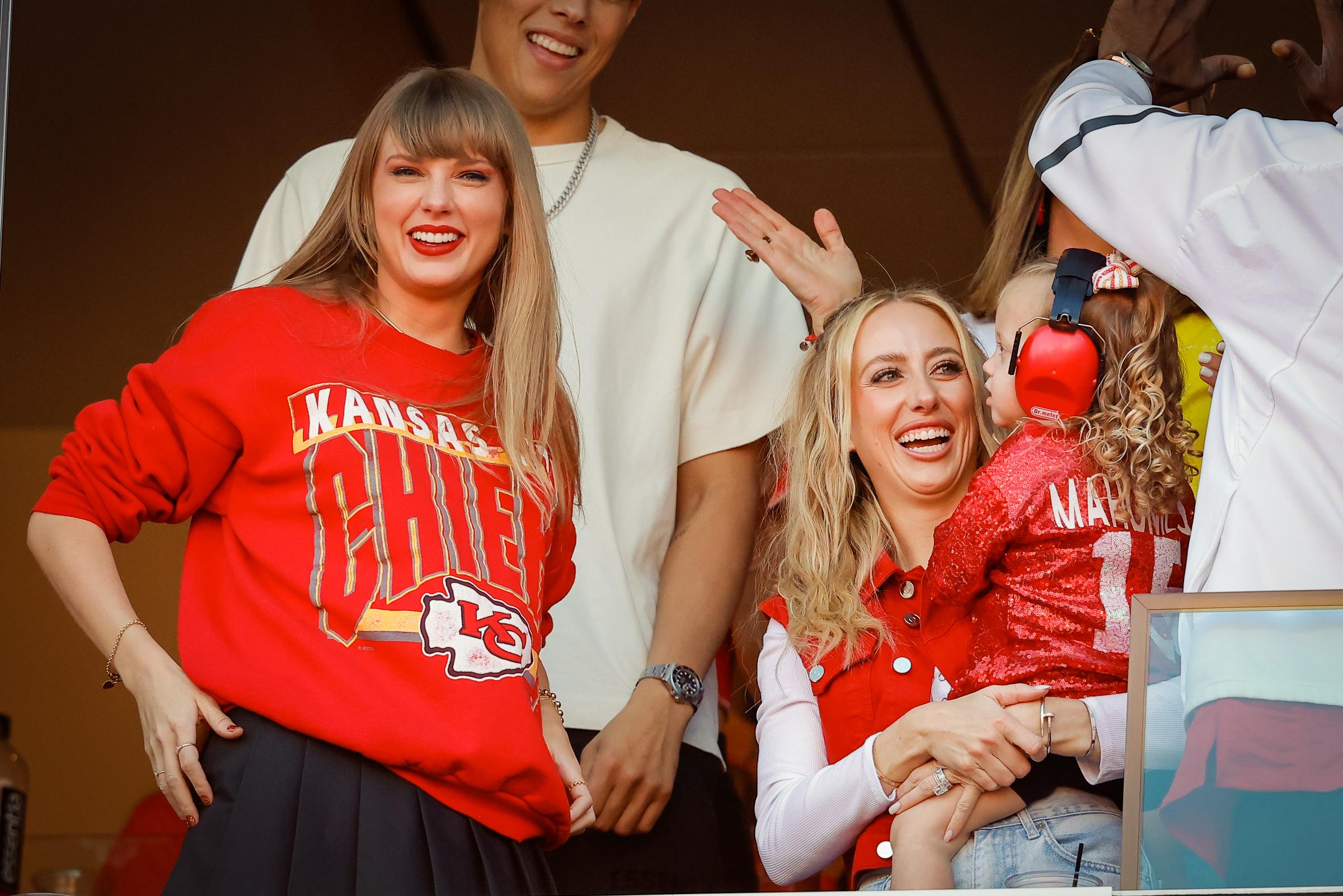 Taylor Swift et Brittany Mahomes au GEHA Field du Arrowhead Stadium, le 22 octobre 2023, à Kansas City, dans le Missouri. | Source : Getty Images