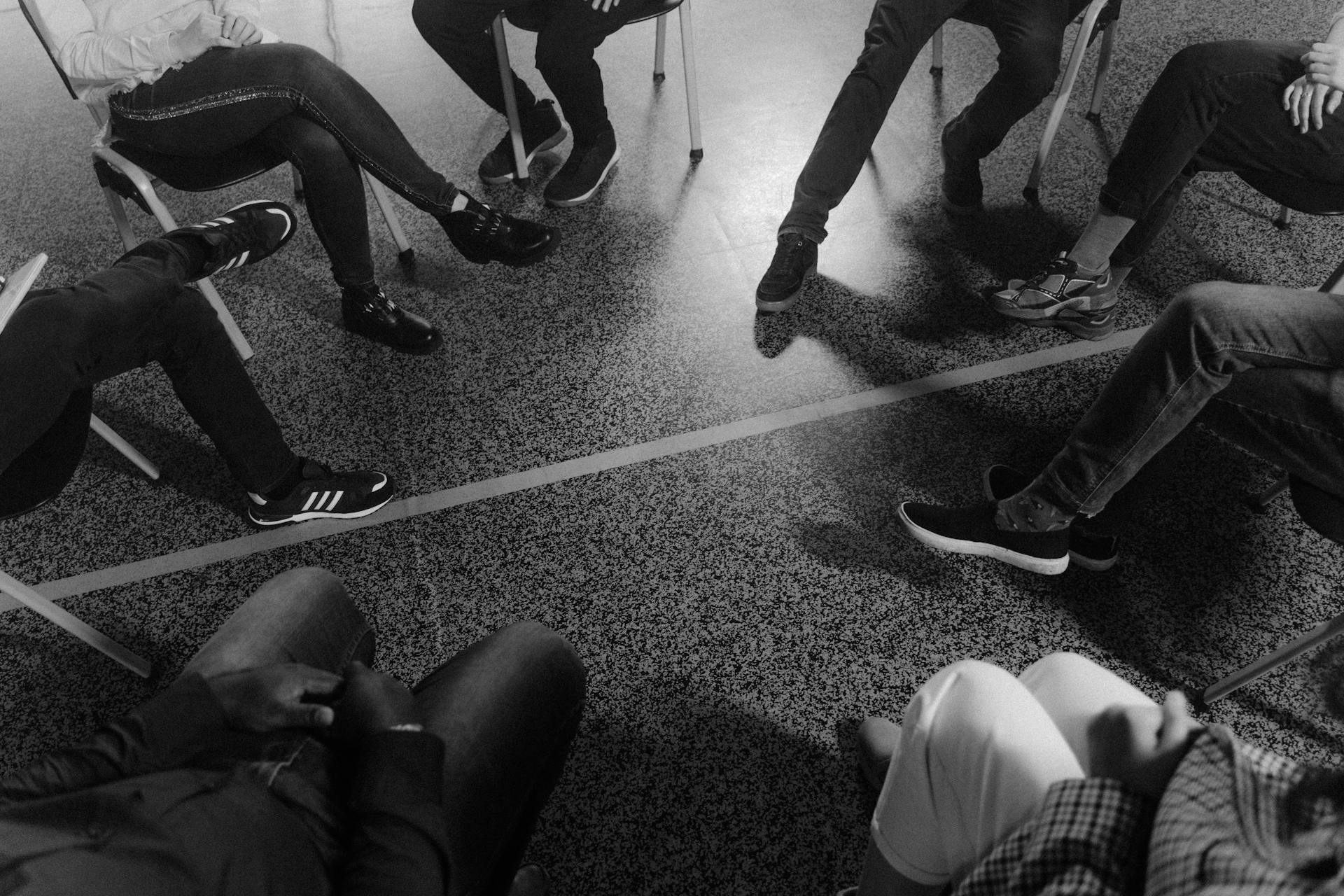 Des personnes en thérapie de groupe | Source : Pexels