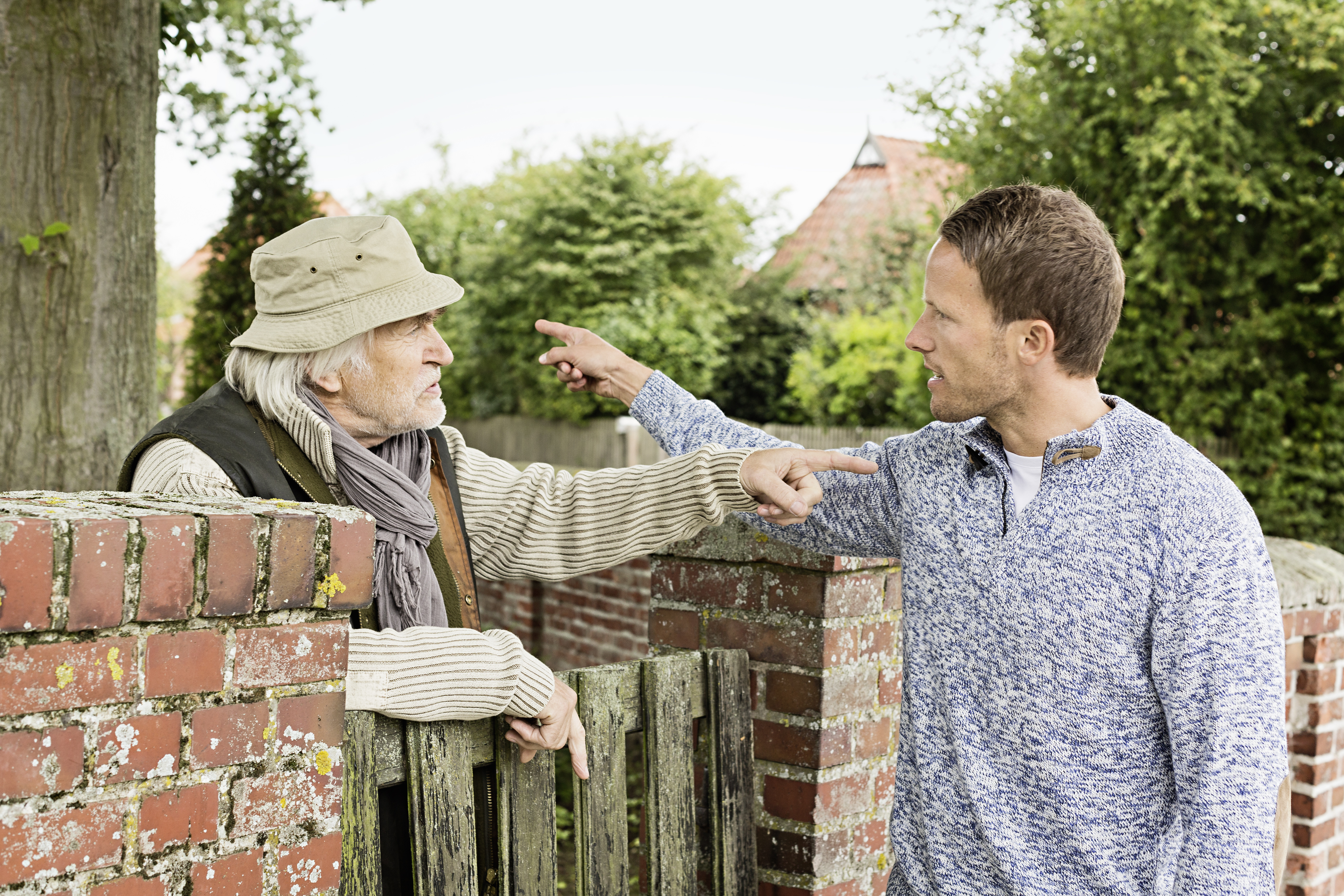 Une personne âgée et un homme adulte en train de se disputer | Source : Getty Images