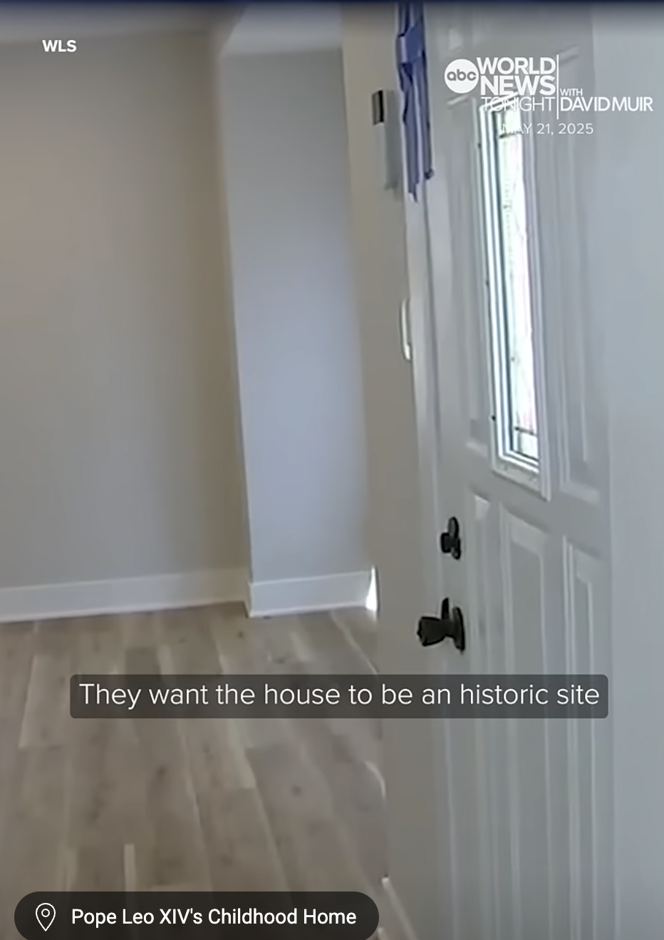 Capture d'écran de la porte d'entrée menant à la maison d'enfance du pape Léon XIV, qui a depuis été rénovée, tirée d'une vidéo datée du 22 mai 2025. | Source : ABC News