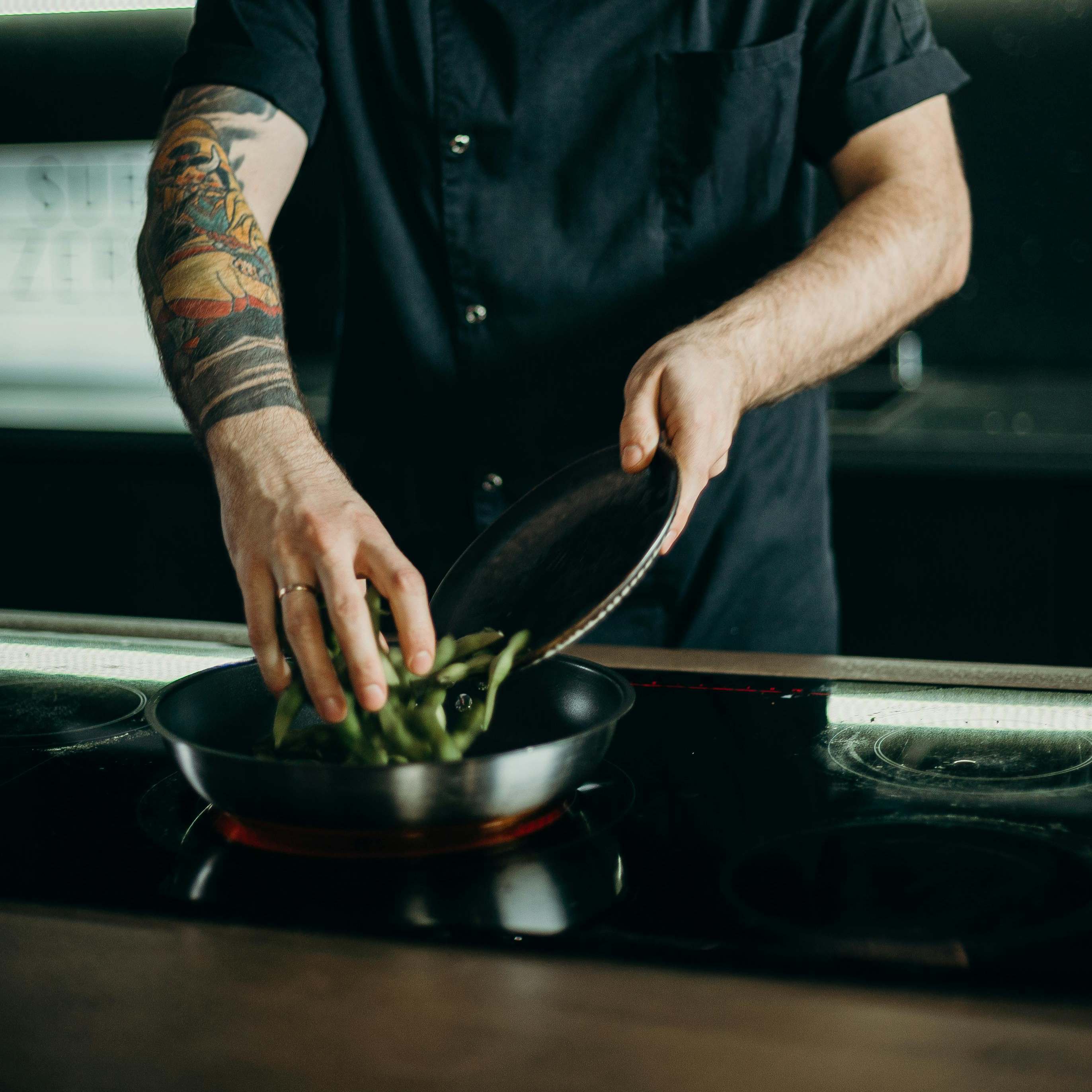 Un homme fait chauffer de la nourriture dans une casserole | Source : Pexels