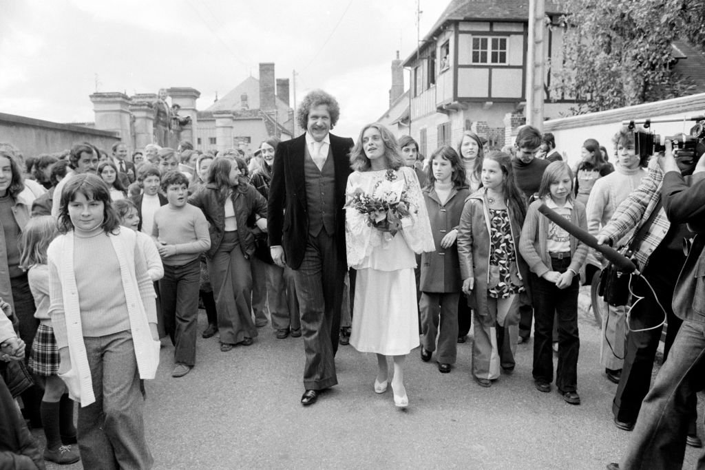 Mariage du chanteur Mort Shuman avec Elisabeth Moreau à Villiers-Saint-Benoît le 28 septembre 1974, France.  | Photo : Getty Images