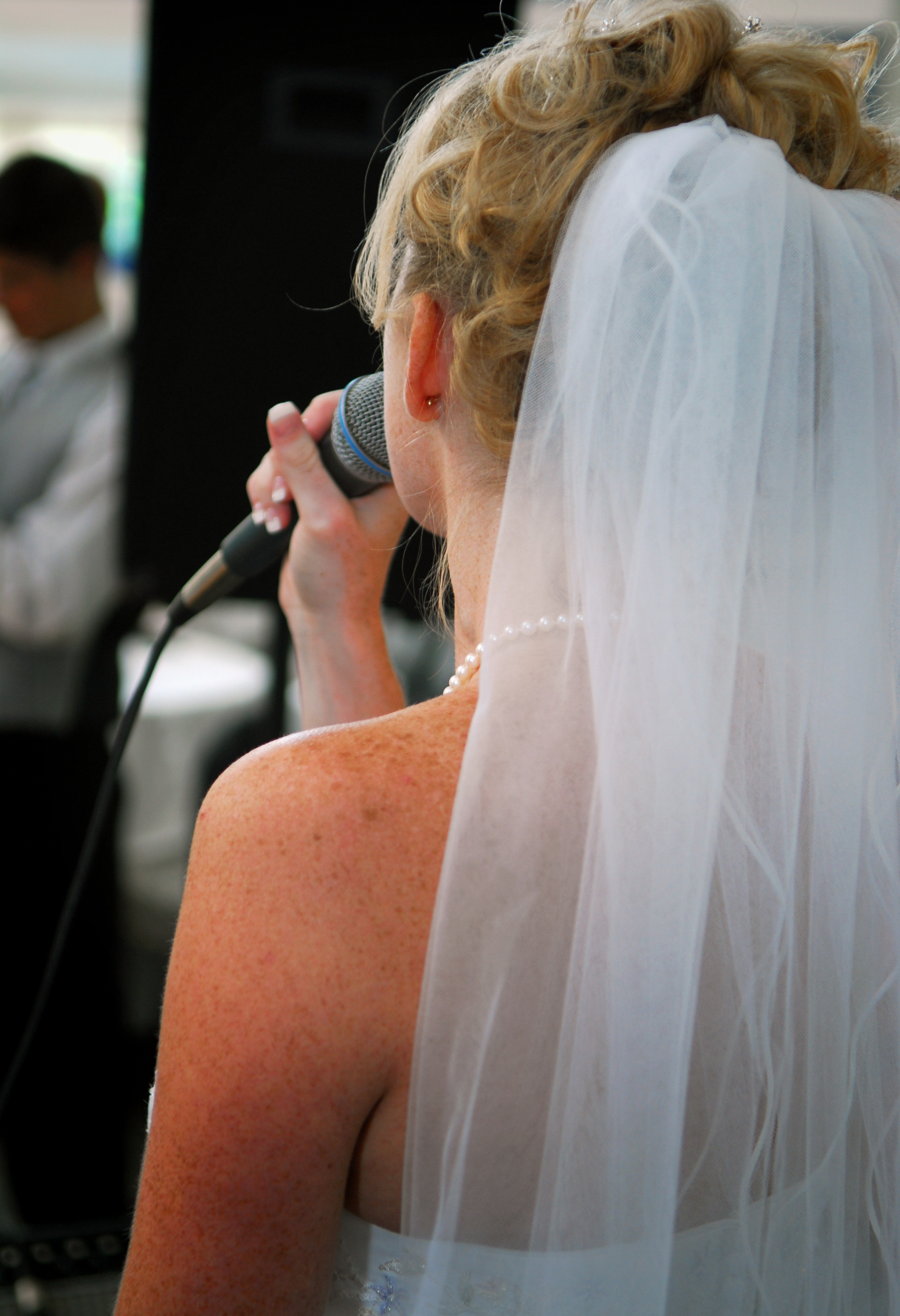 Une mariée qui parle dans un micro | Source : Getty Images