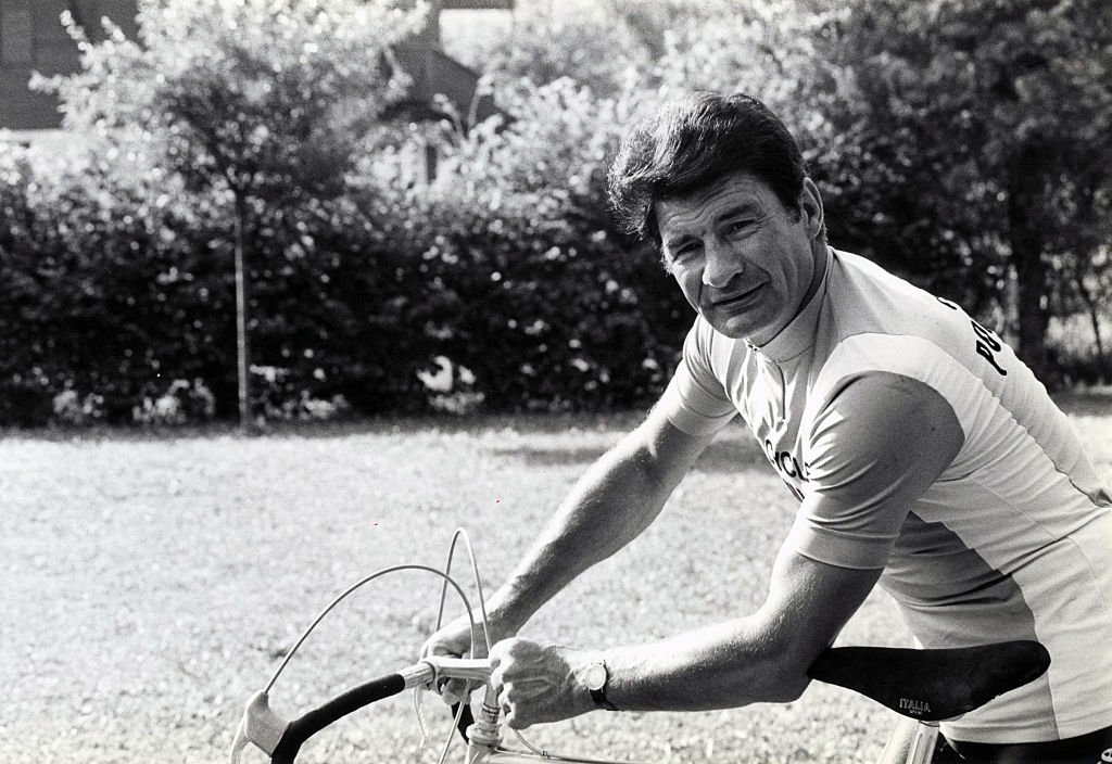 Le cycliste français Raymond Poulidor teste un vélo et la distance entre le guidon et le siège. France, 21/07/1982.| Getty Images.