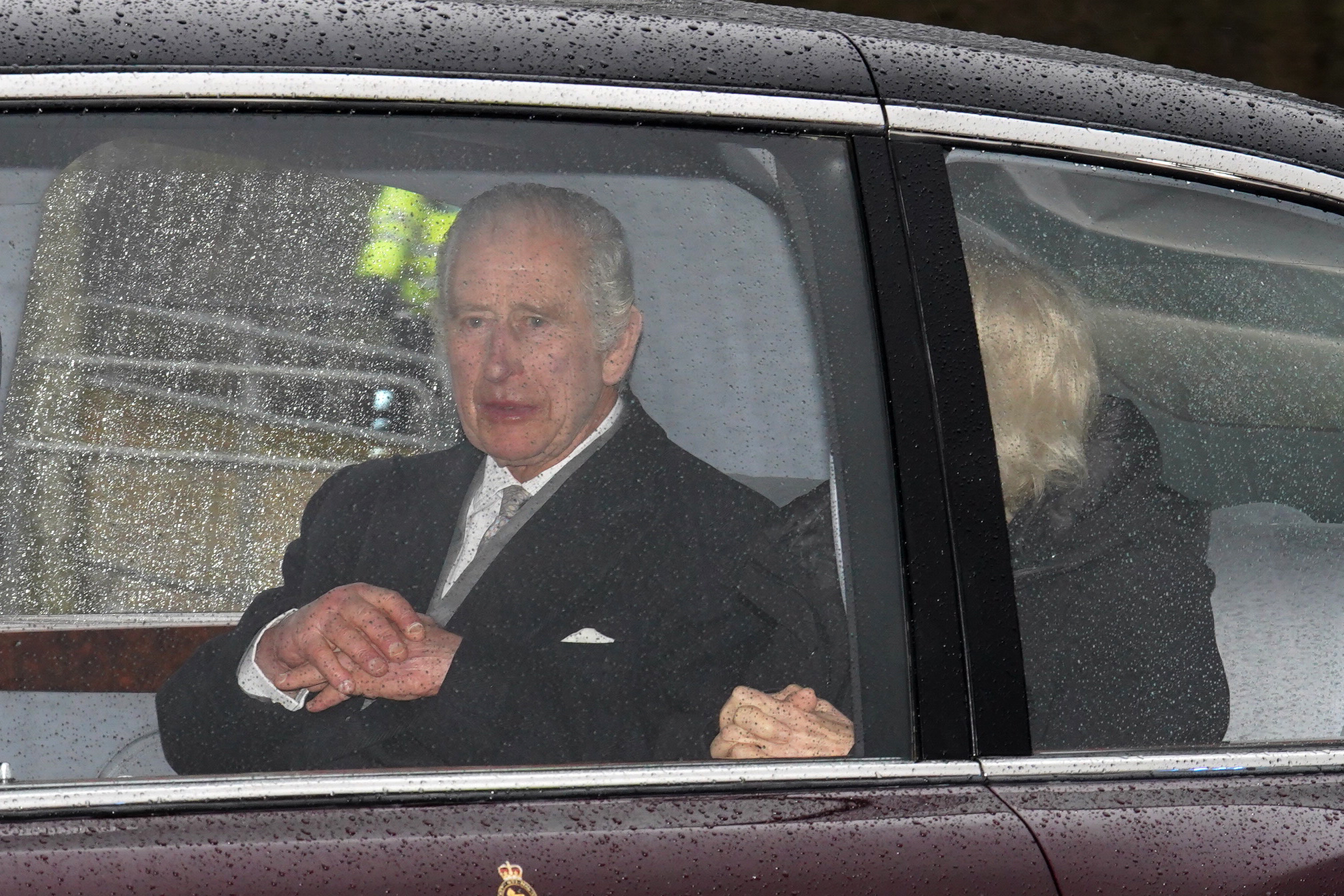 Le roi Charles III et la reine Camilla photographiés le 13 février 2024 alors qu'ils reviennent à Clarence House à Londres après avoir passé une semaine à Sandringham dans le Norfolk | Source : Getty Images
