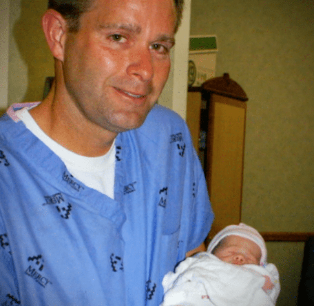 Sean Savage portant le bébé Logan dans ses bras | Source : youtube.com/60 Minutes Australia