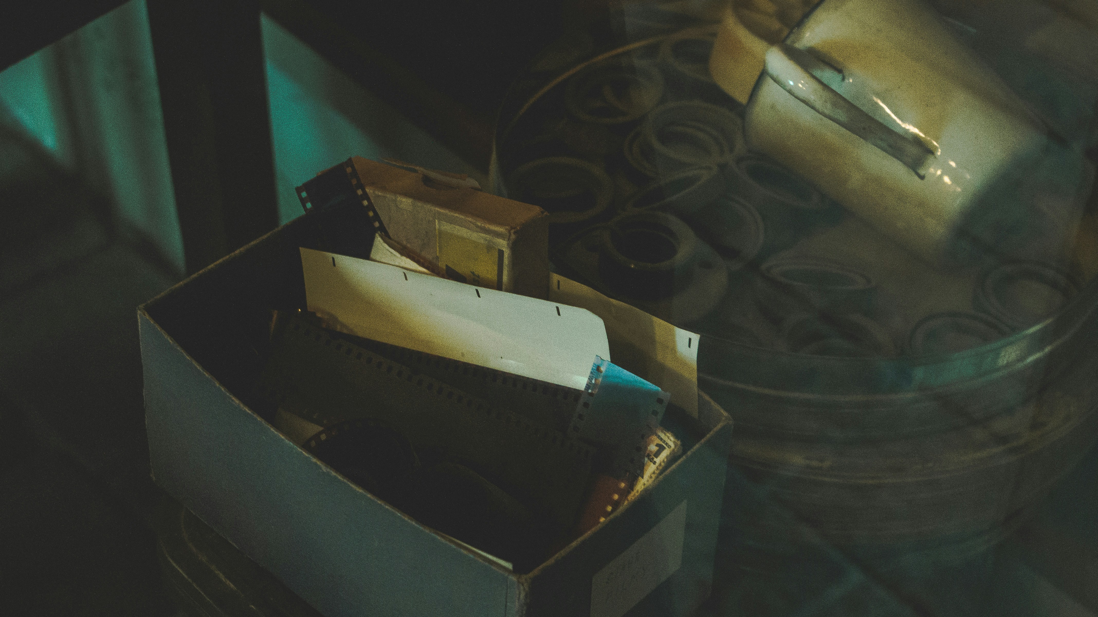 Une vieille boîte sur une table | Source : Unsplash