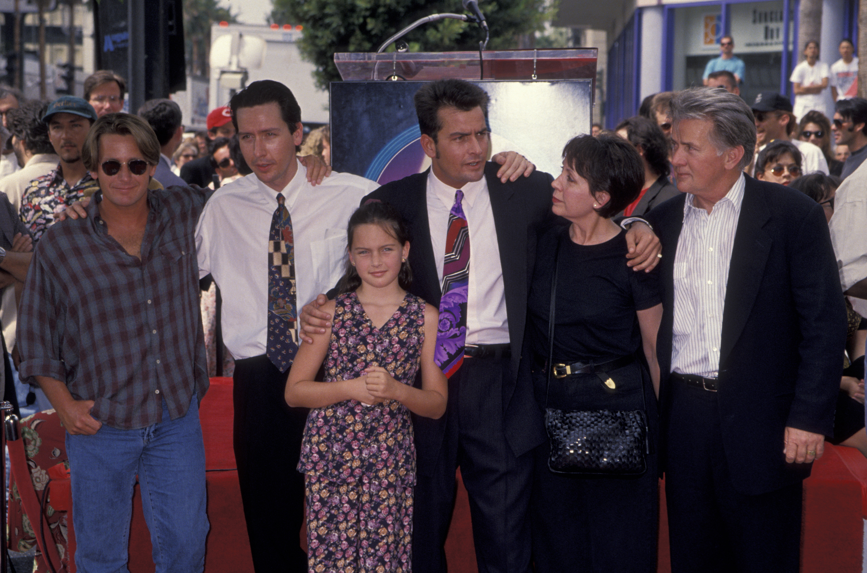 Emilio Estevez, Ramone Estevez, Charlie Sheen, Janet et Martin Sheen lors de la remise d'une étoile à Charlie Sheen sur le Hollywood Walk of Fame le 23 septembre 1994 | Source : Getty Images
