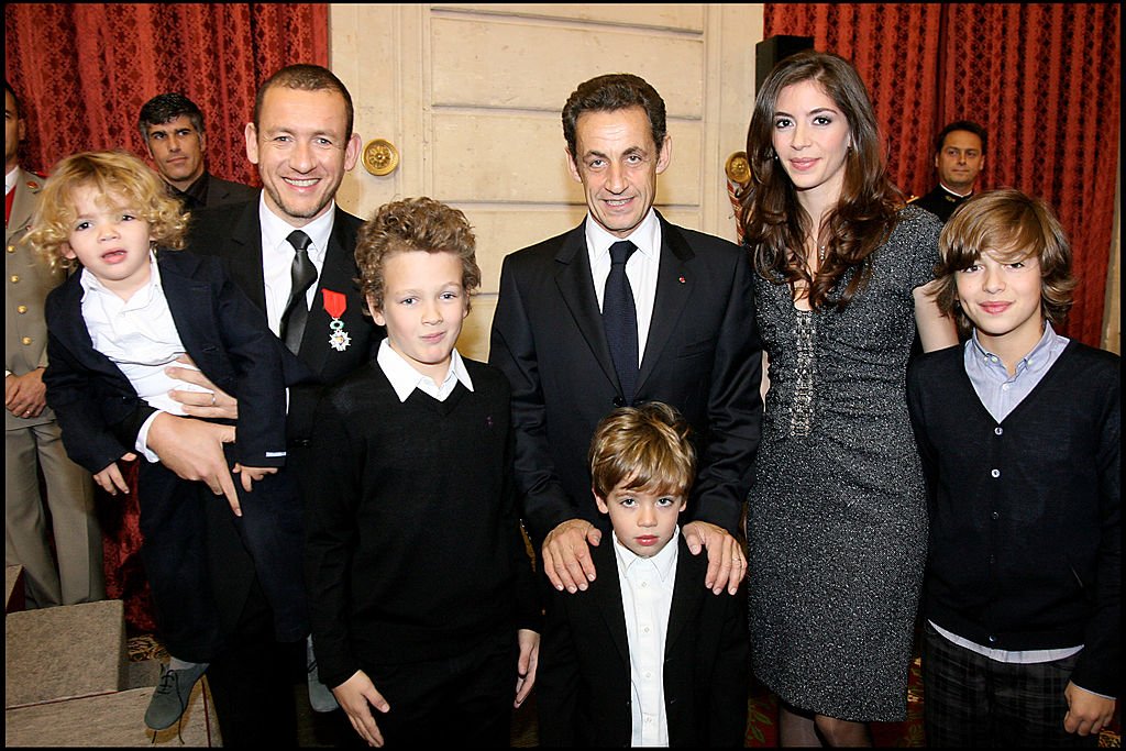 Dany Boon et sa femme Yaël avec leurs enfants et Nicolas Sarkozy lorsque Dany Boon reçoit  le rang de Chevalier Dans L'Ordre De La Légion au Palais De L' Elysée à Paris. | Photo : Getty Images