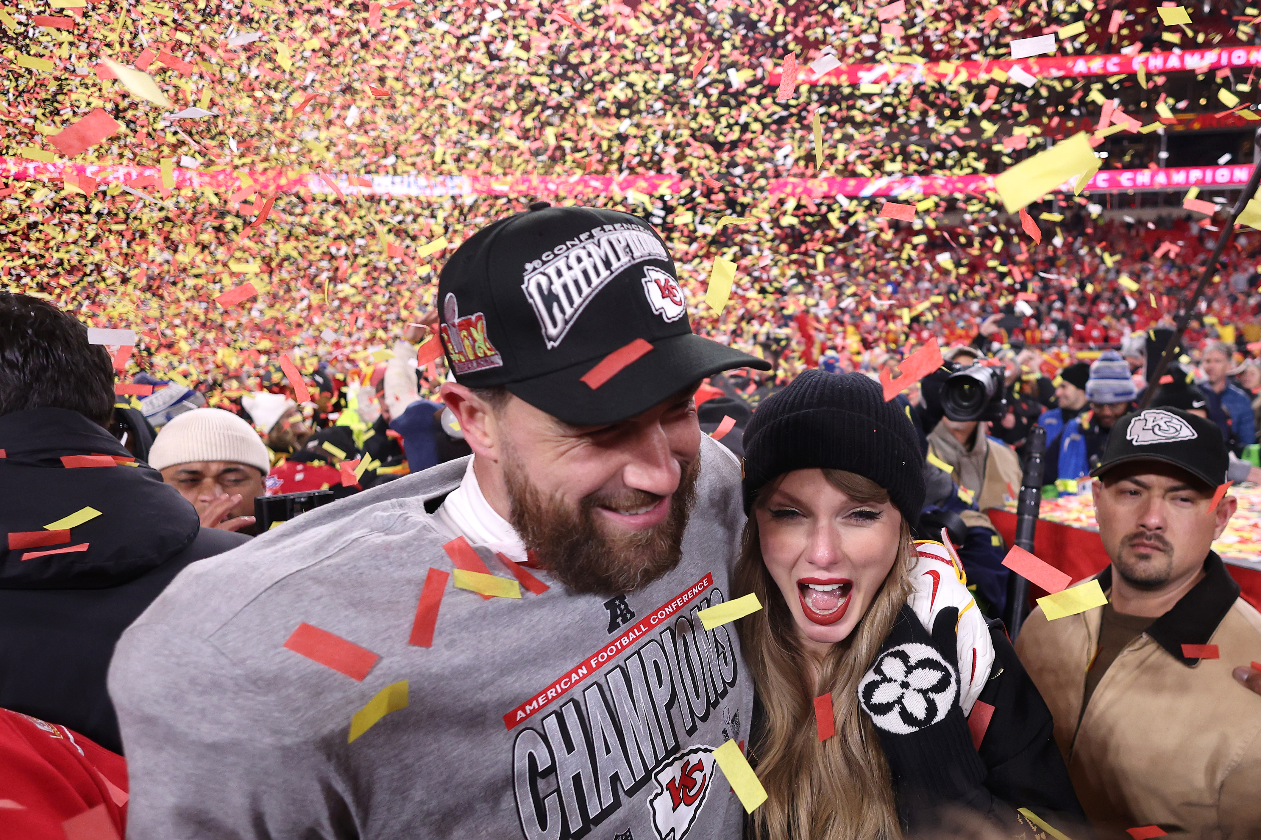 Taylor Swift célèbre avec Travis Kelce pendant le AFC Championship Game au GEHA Field au Arrowhead Stadium le 26 janvier 2025 à Kansas City, Missouri. | Source : Getty Images