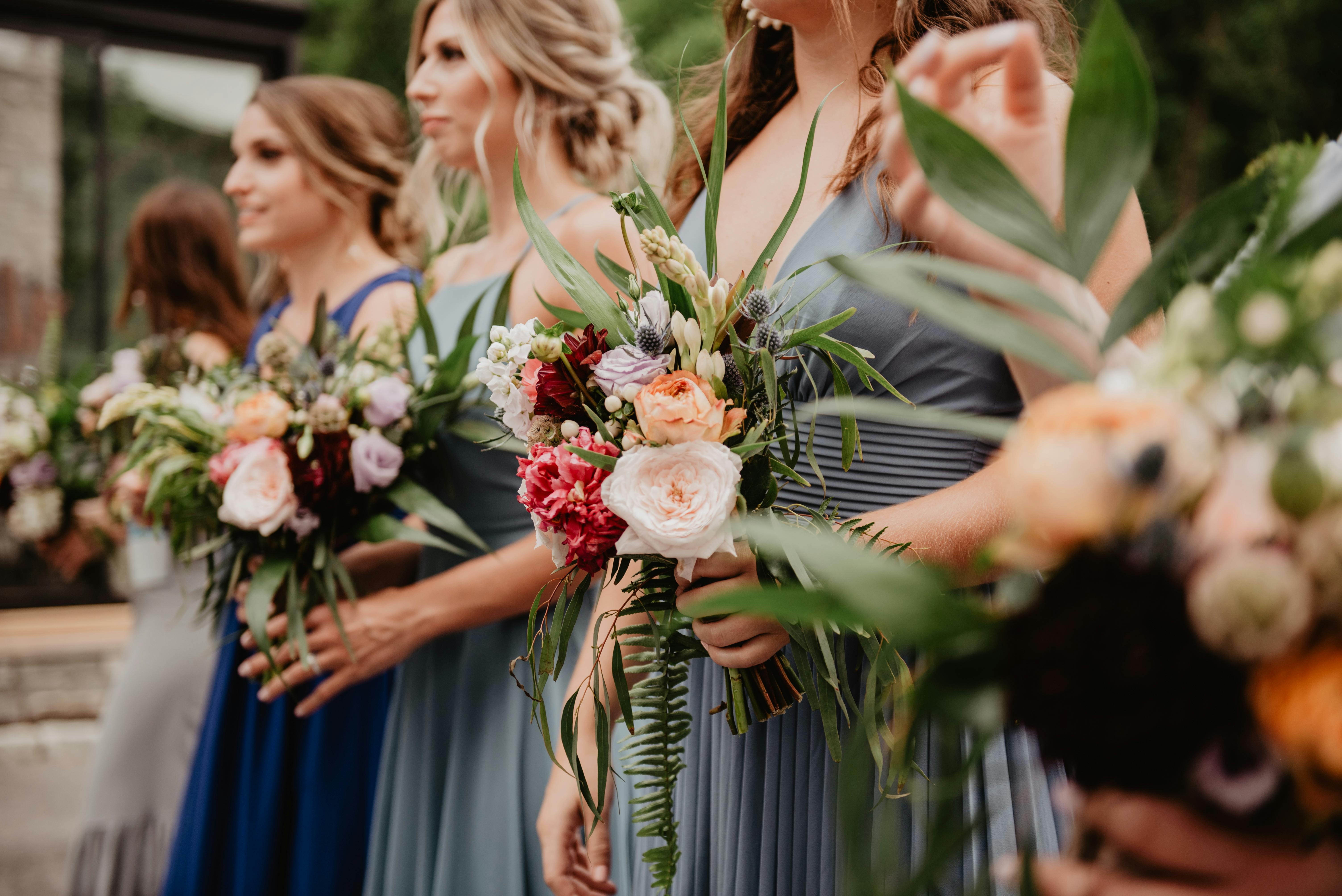 Demoiselles d'honneur debout dans une rangée | Source : Pexels