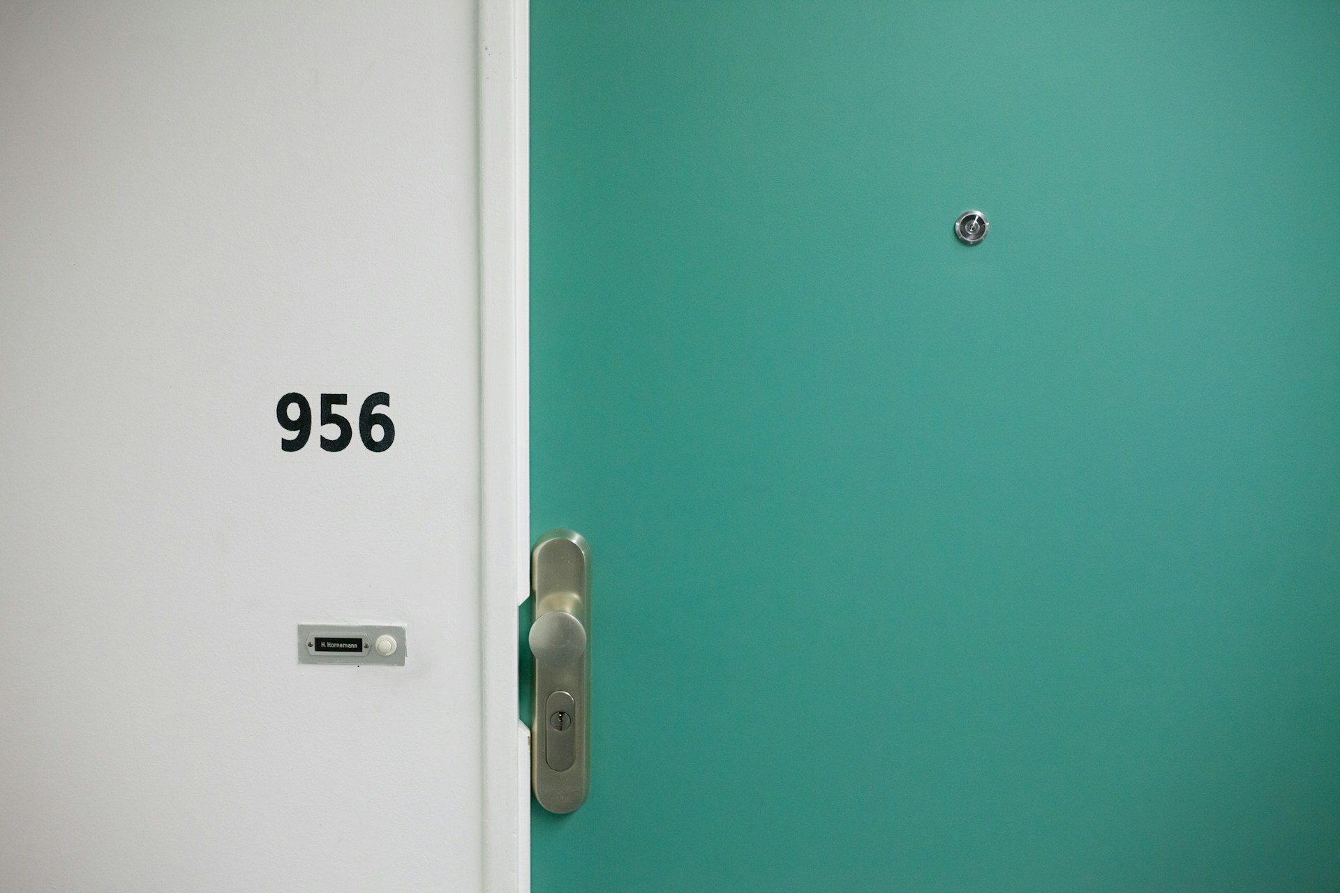 Une porte d'appartement | Source : Unsplash