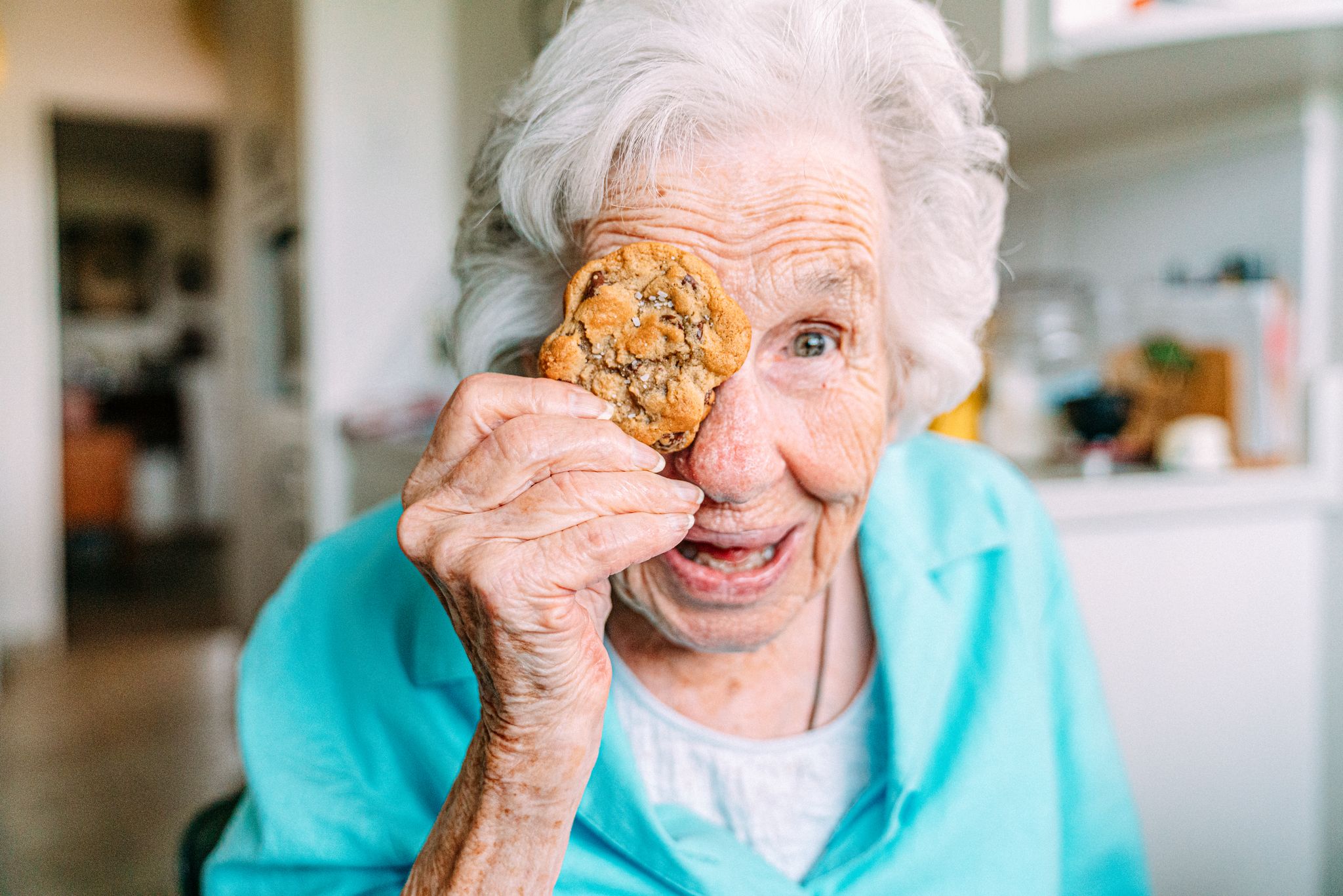 Une grand-mère tenant un biscuit. | Source : Getty Images